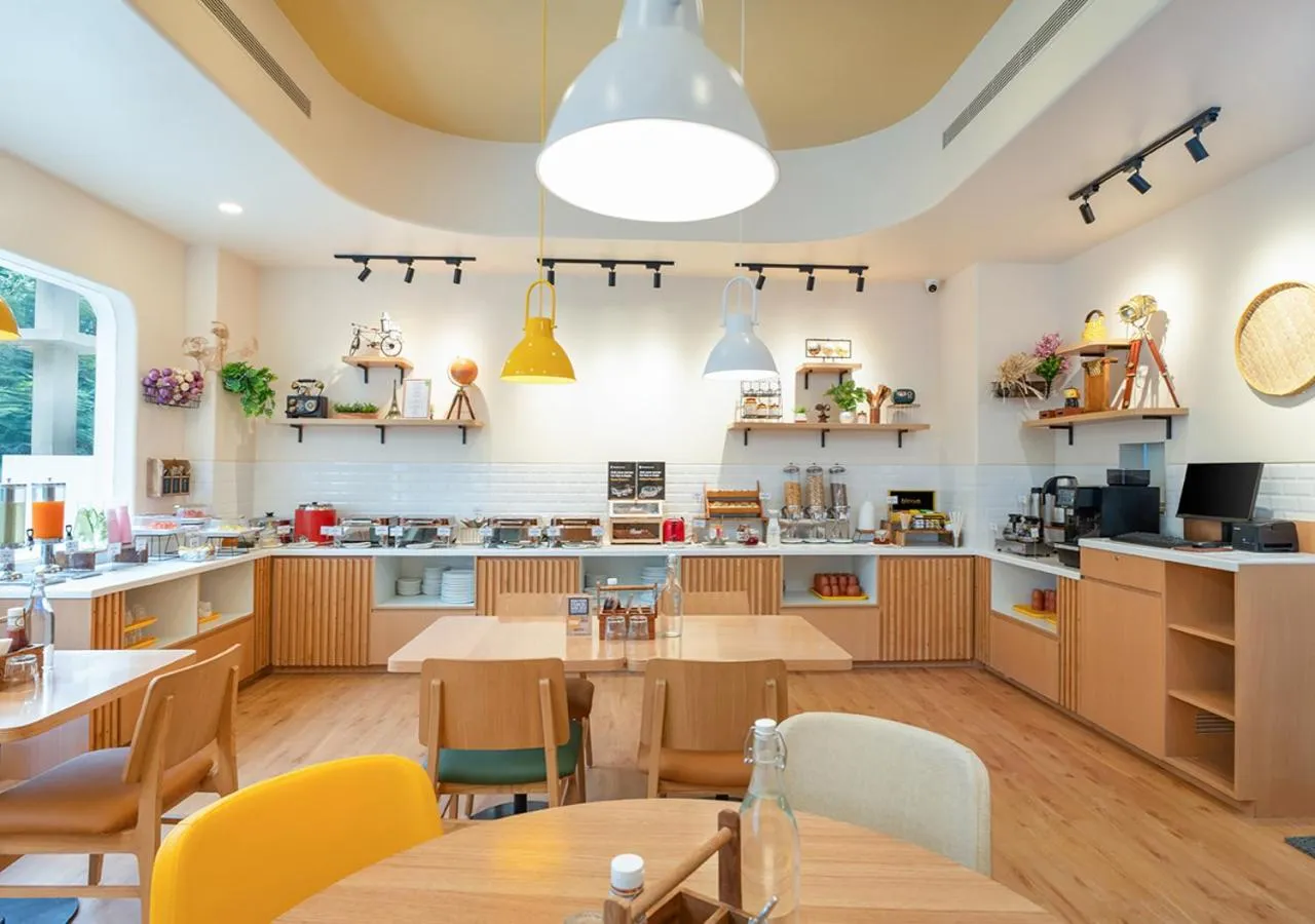 Restaurant/places to eat in Bloom Hotel - DLF Cyber City