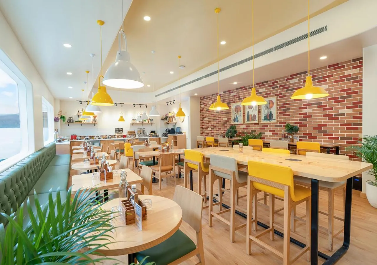 Restaurant/places to eat in Bloom Hotel - DLF Cyber City