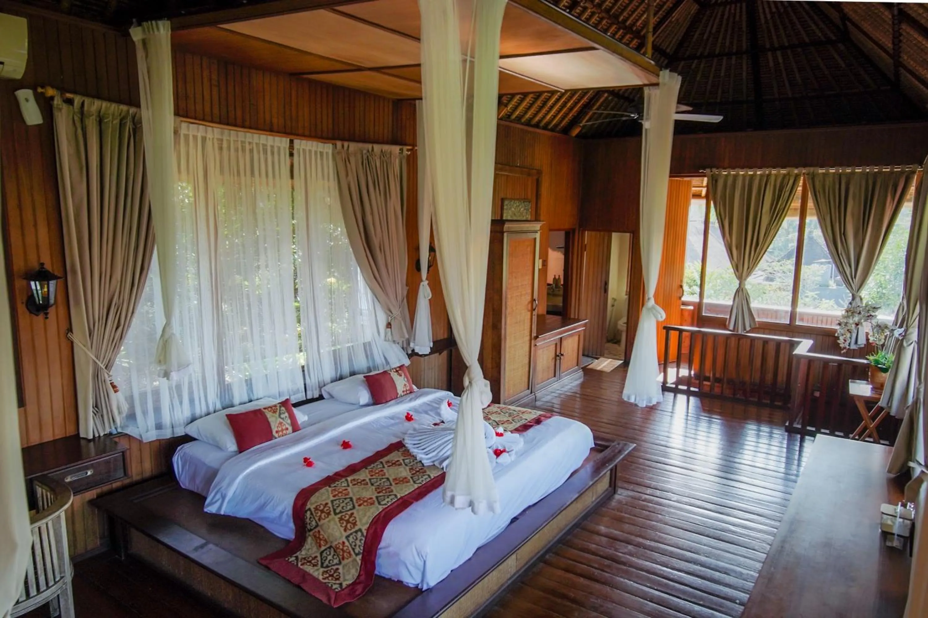 Bedroom, Bed in Villa Sujati