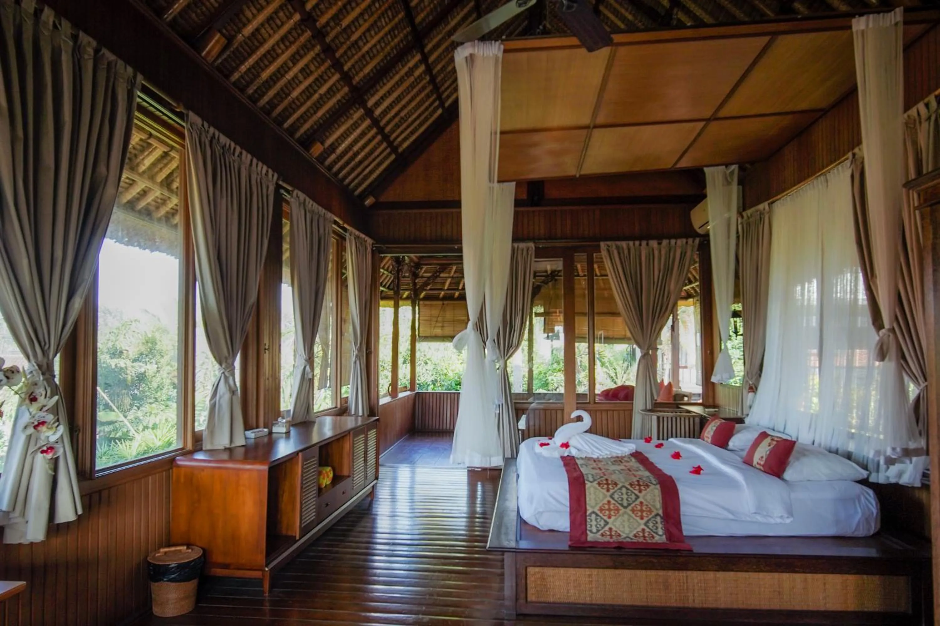 Bedroom, Bed in Villa Sujati