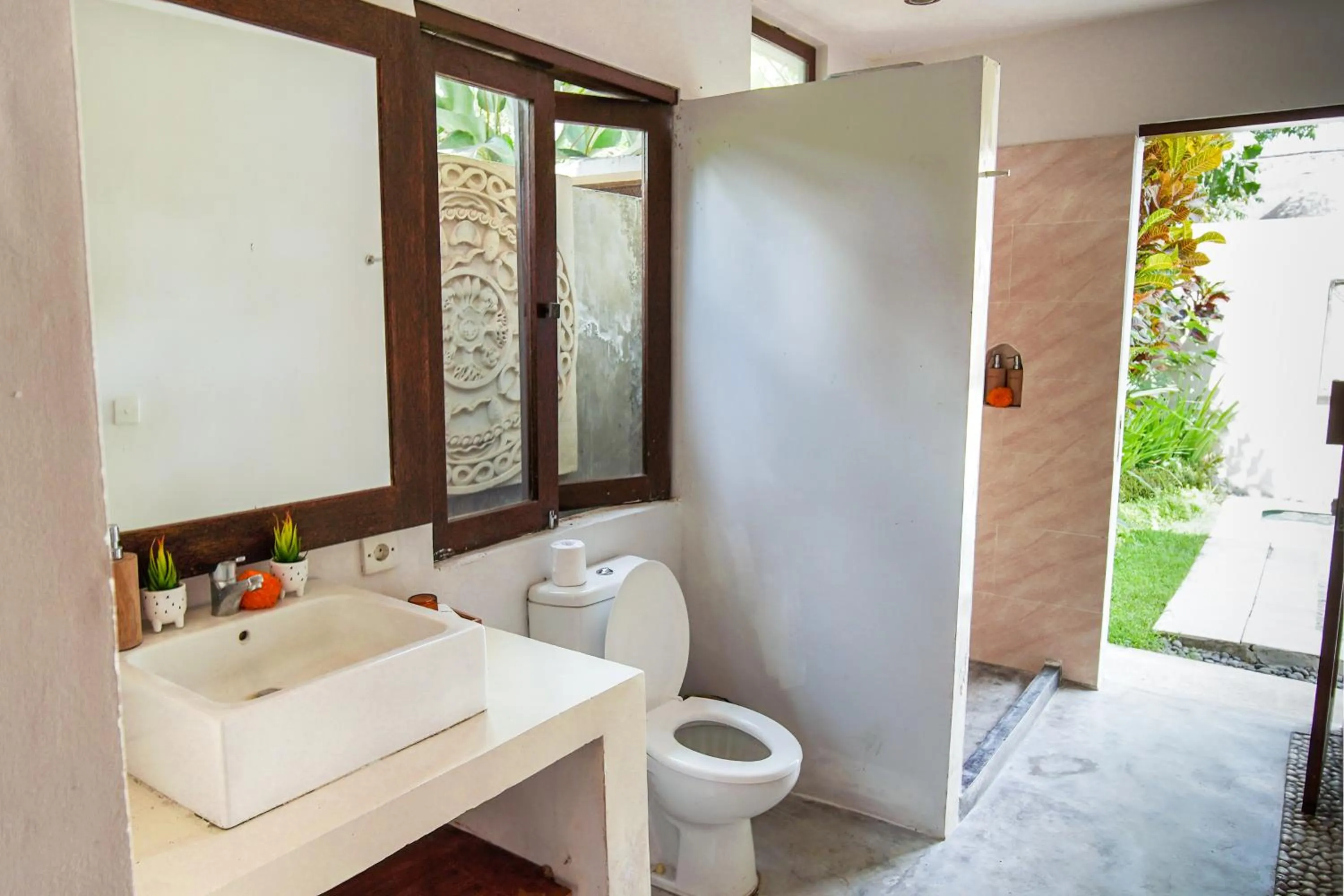 Toilet in Villa Sujati
