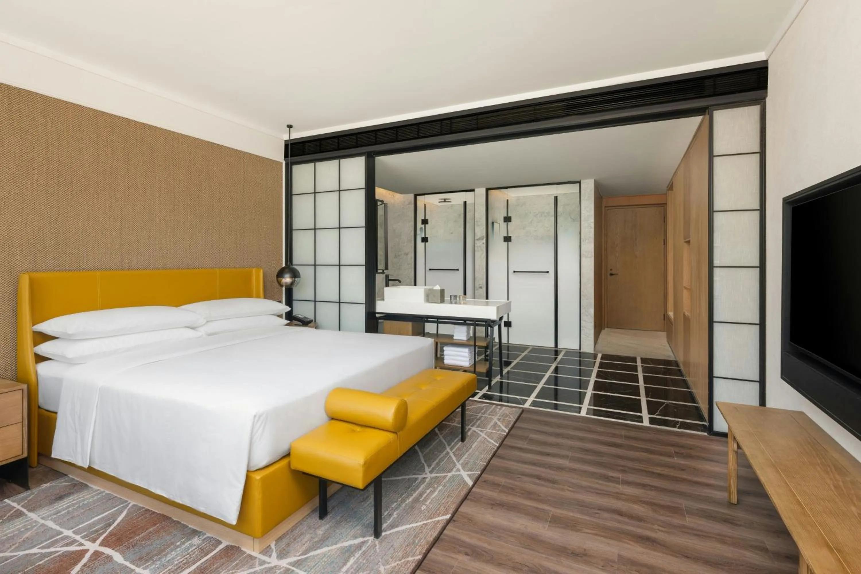 Photo of the whole room, Bed in Sheraton Hangzhou Fuyang