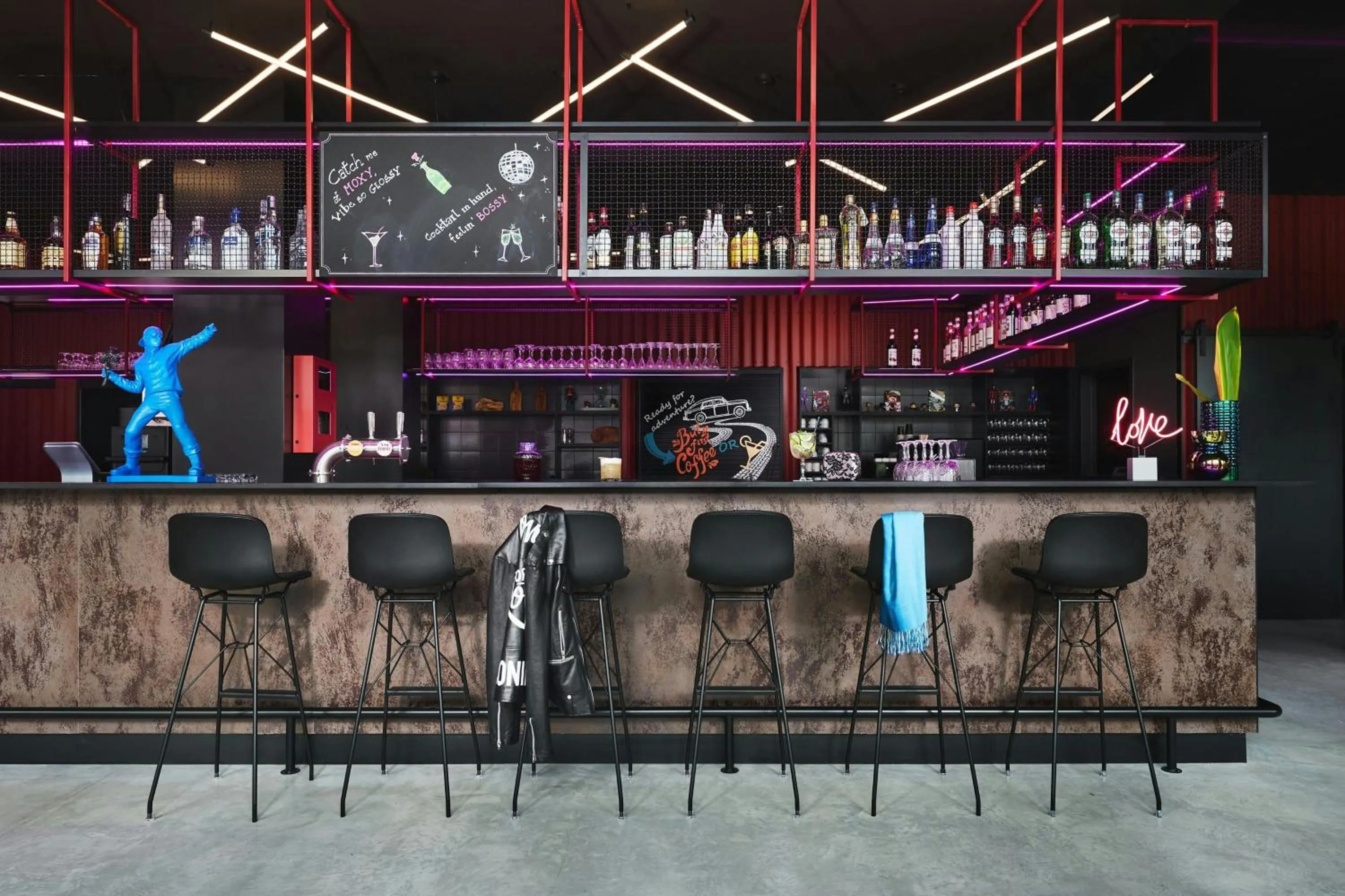 Lounge or bar in Moxy Warsaw City