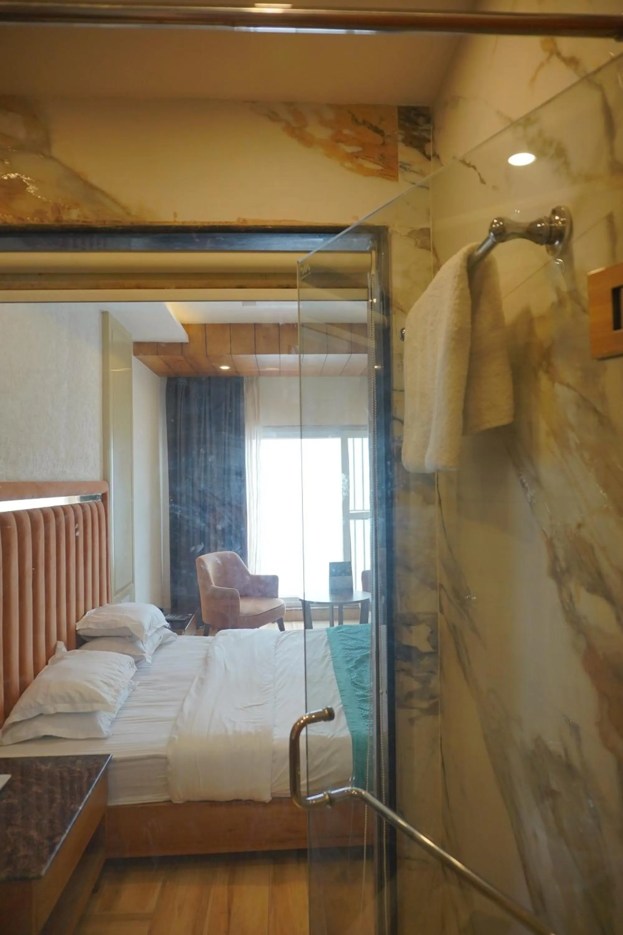 Bathroom, Bed in Luxury Inn by Stotrak Hotels