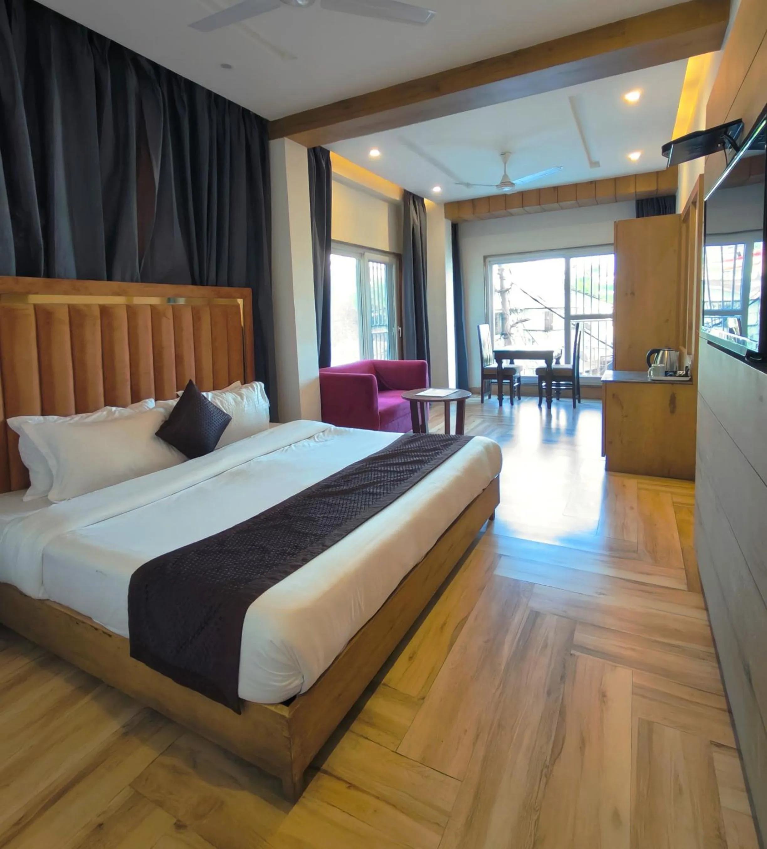 Photo of the whole room, Bed in Luxury Inn by Stotrak Hotels