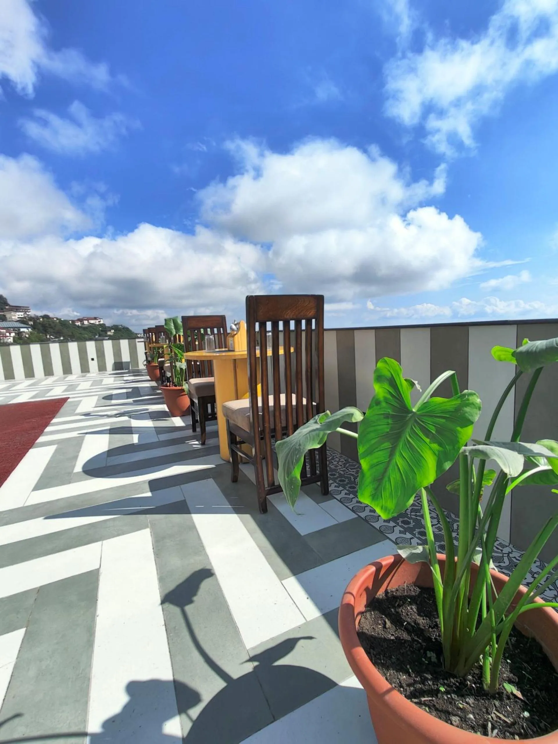 Restaurant/places to eat in Luxury Inn by Stotrak Hotels