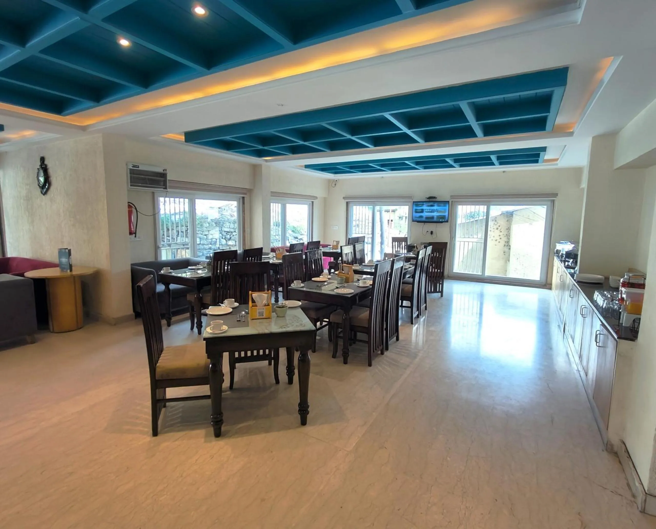 Restaurant/places to eat in Luxury Inn by Stotrak Hotels