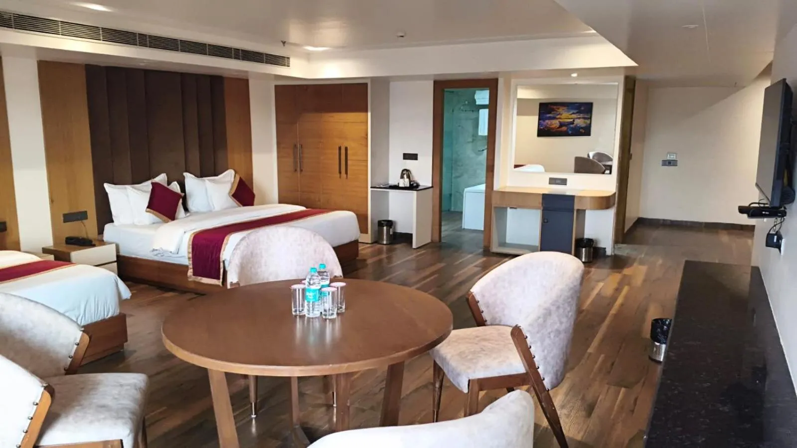 Dining area, Bed in Hotel Elara