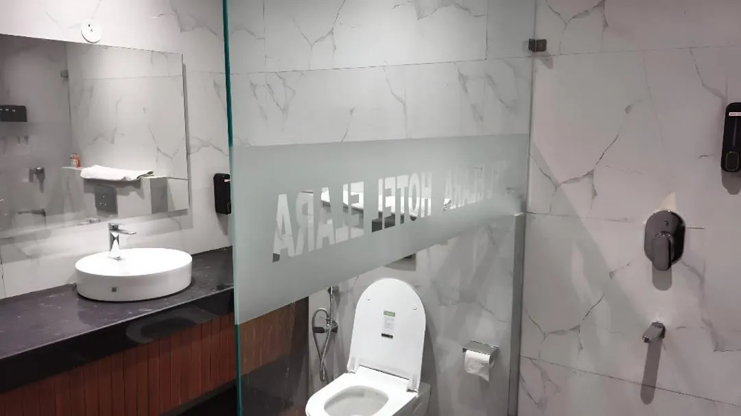Bathroom in Hotel Elara