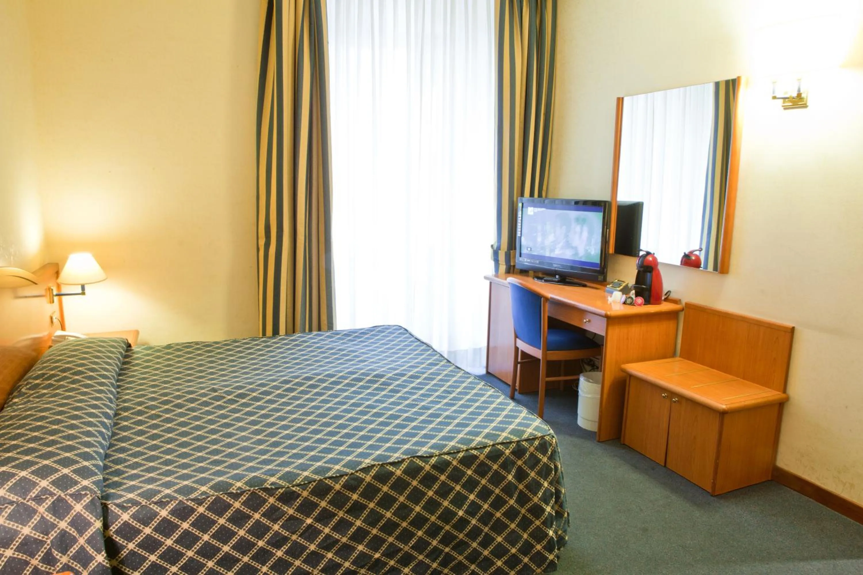 Bed, TV/Entertainment Center in Hotel Amadeus