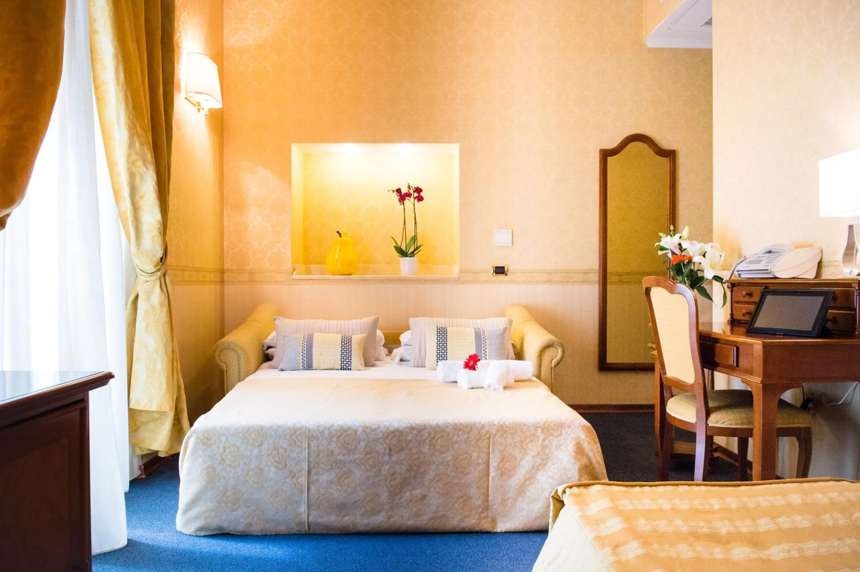 Photo of the whole room in Hotel Amadeus