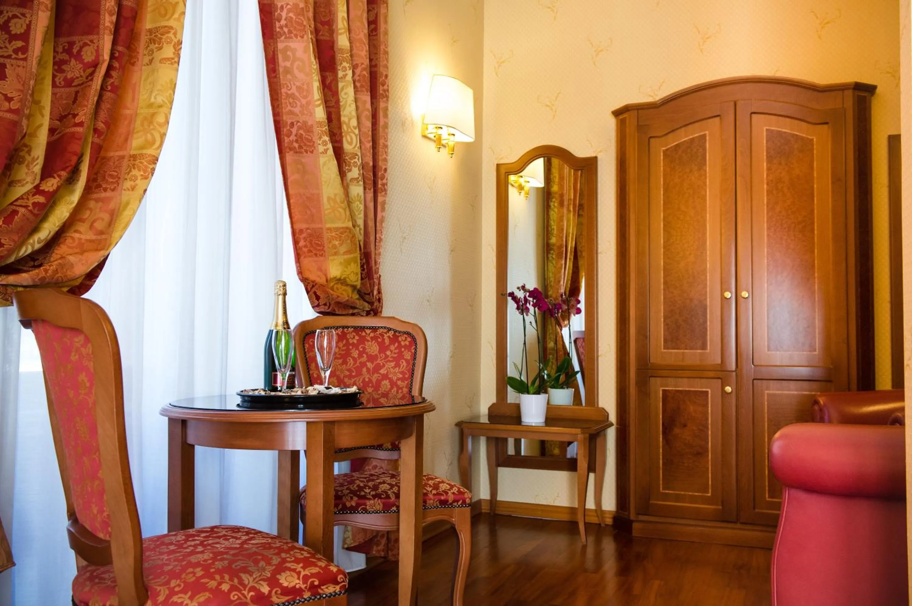 Photo of the whole room, Seating Area in Hotel Amadeus