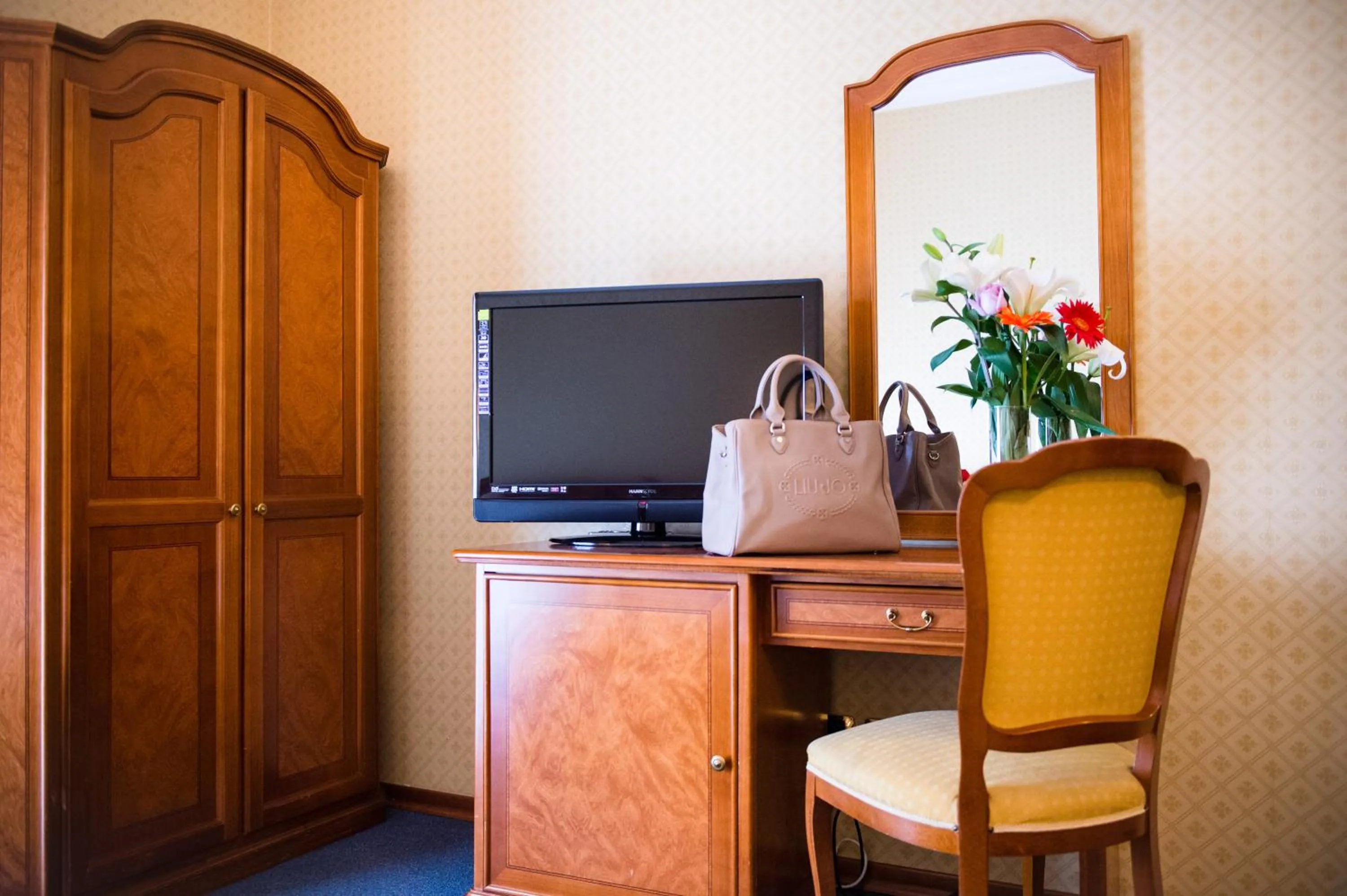 Photo of the whole room, Coffee/Tea Facilities in Hotel Amadeus