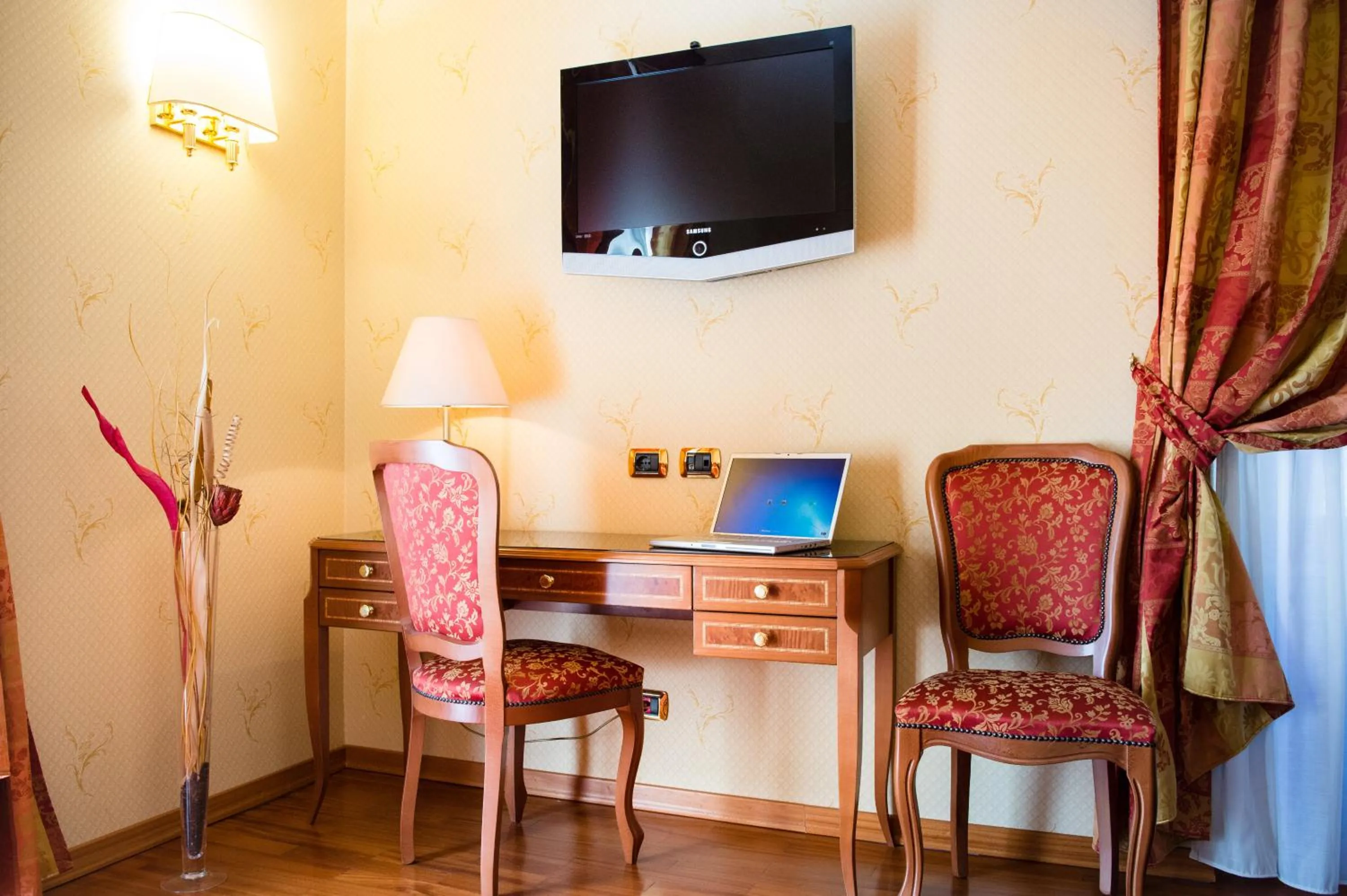Seating area, TV/Entertainment Center in Hotel Amadeus