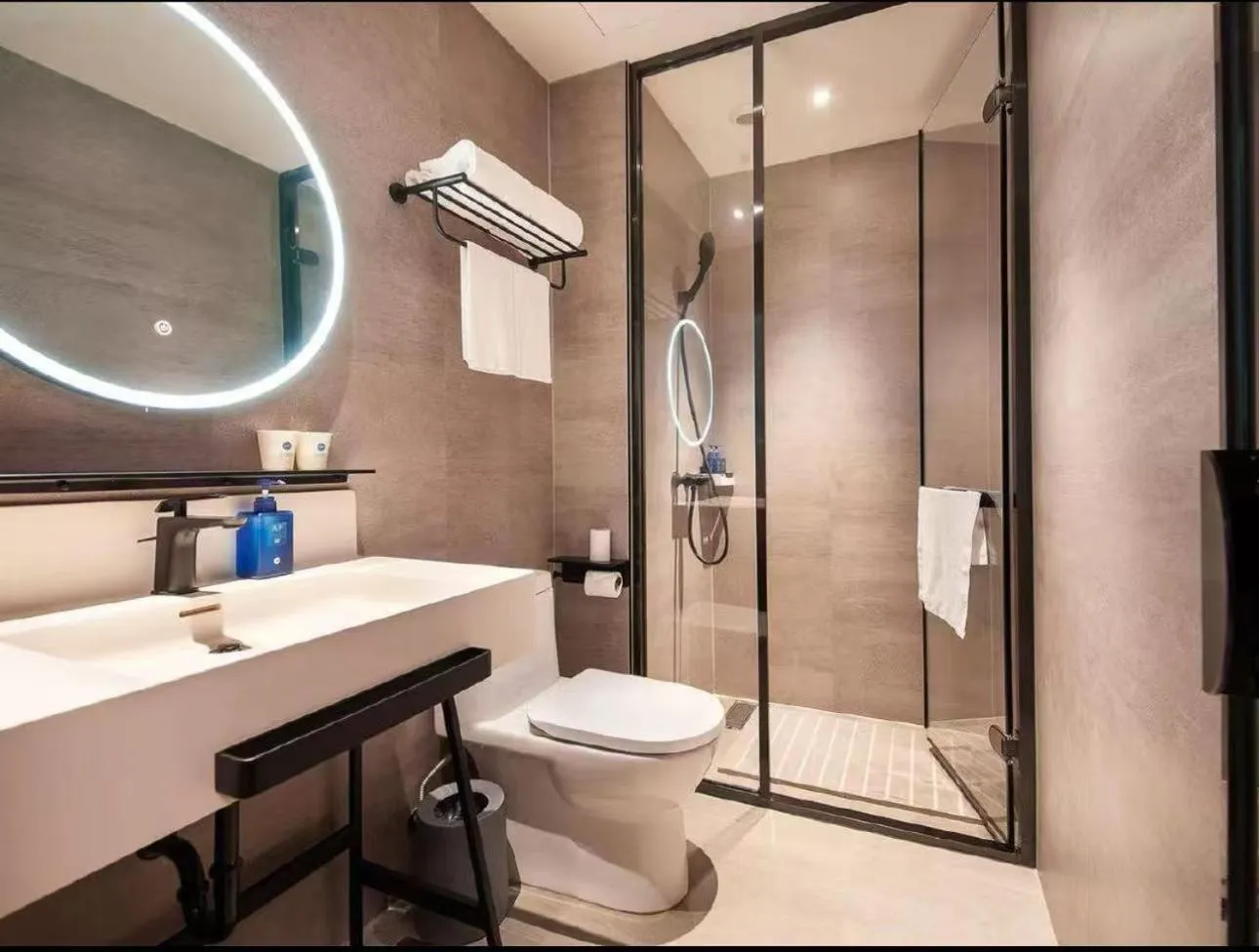 Shower in Hanting Hotel Shanghai Babaiban Pudian Road Subway Station