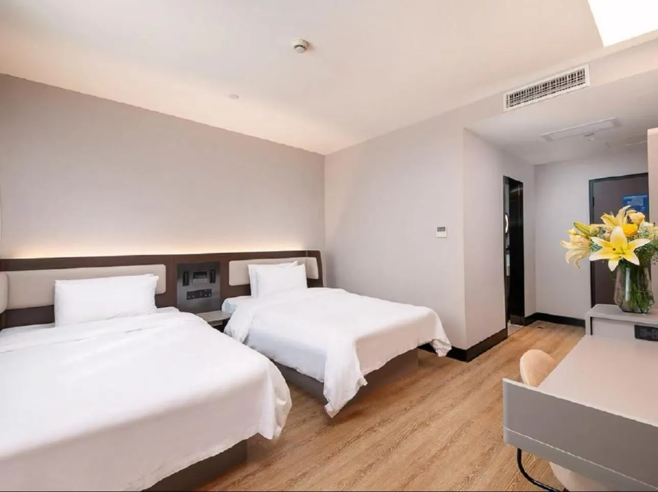 Bed in Hanting Hotel Shanghai Babaiban Pudian Road Subway Station