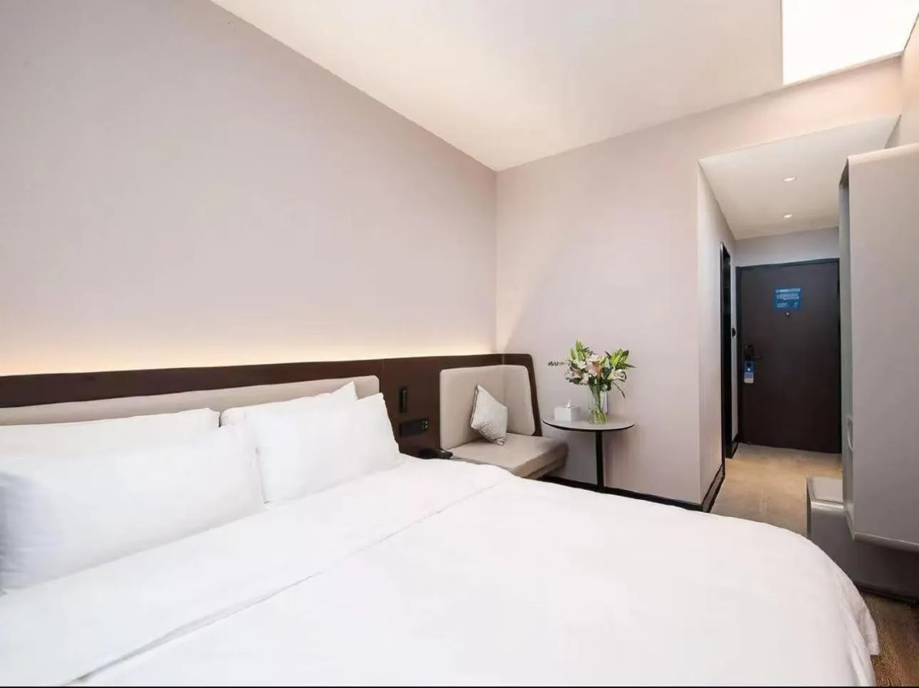 Bed in Hanting Hotel Shanghai Babaiban Pudian Road Subway Station