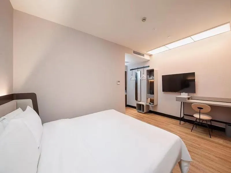 Bedroom in Hanting Hotel Shanghai Babaiban Pudian Road Subway Station