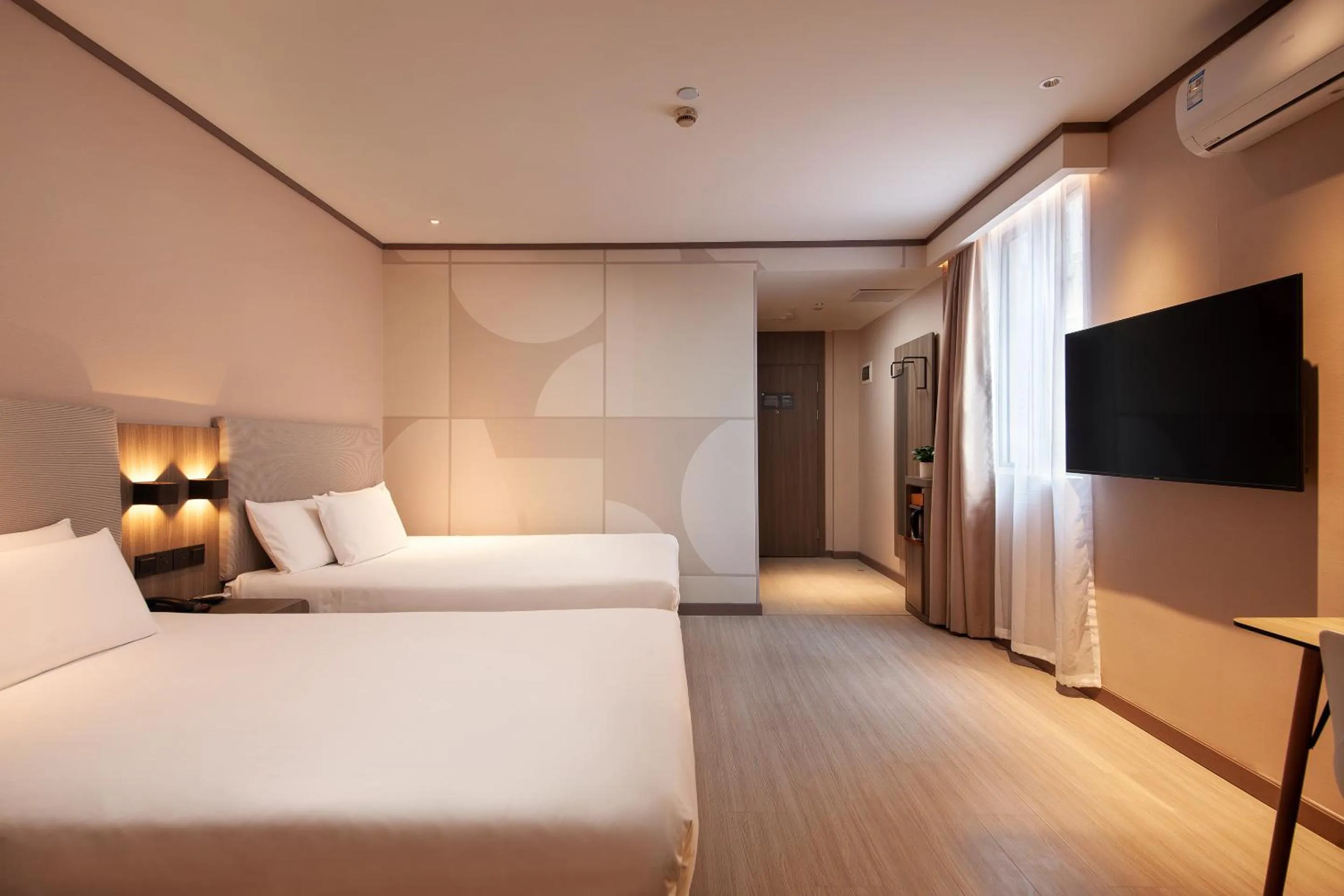 Photo of the whole room, Bed in Hanting Hotel Shanghai Lujiazui Pudong South Road