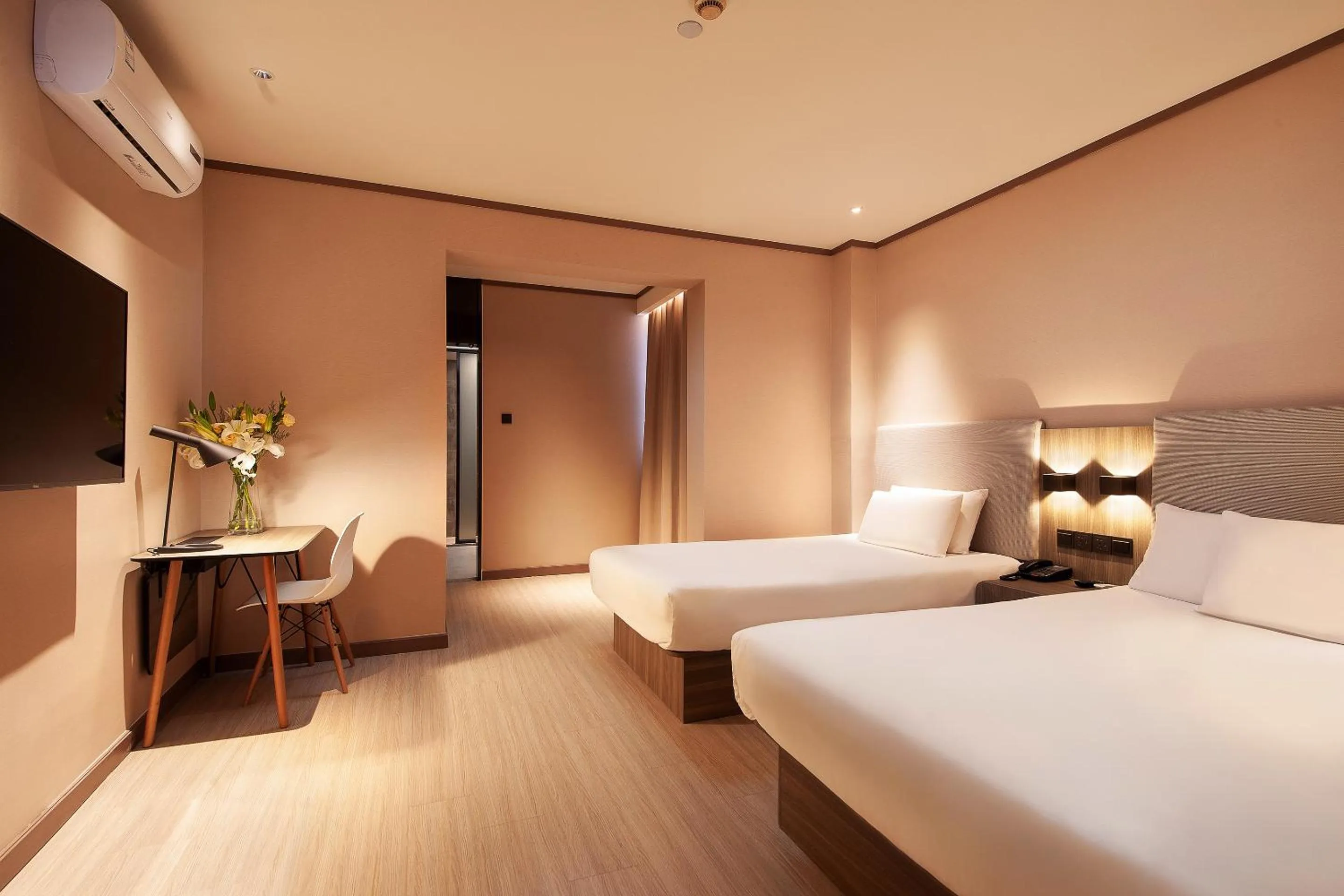 Photo of the whole room, Bed in Hanting Hotel Shanghai Lujiazui Pudong South Road