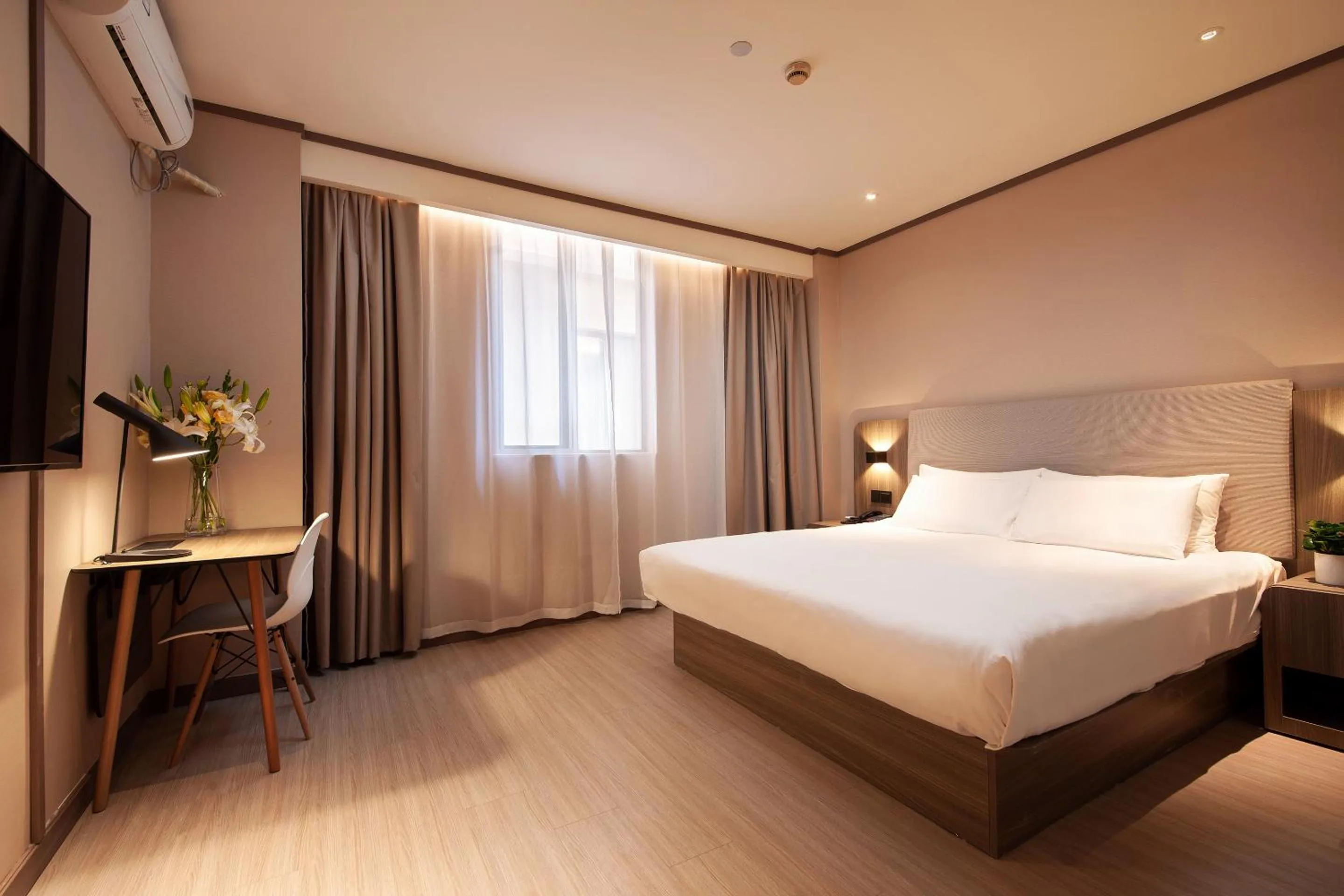 Photo of the whole room, Bed in Hanting Hotel Shanghai Lujiazui Pudong South Road