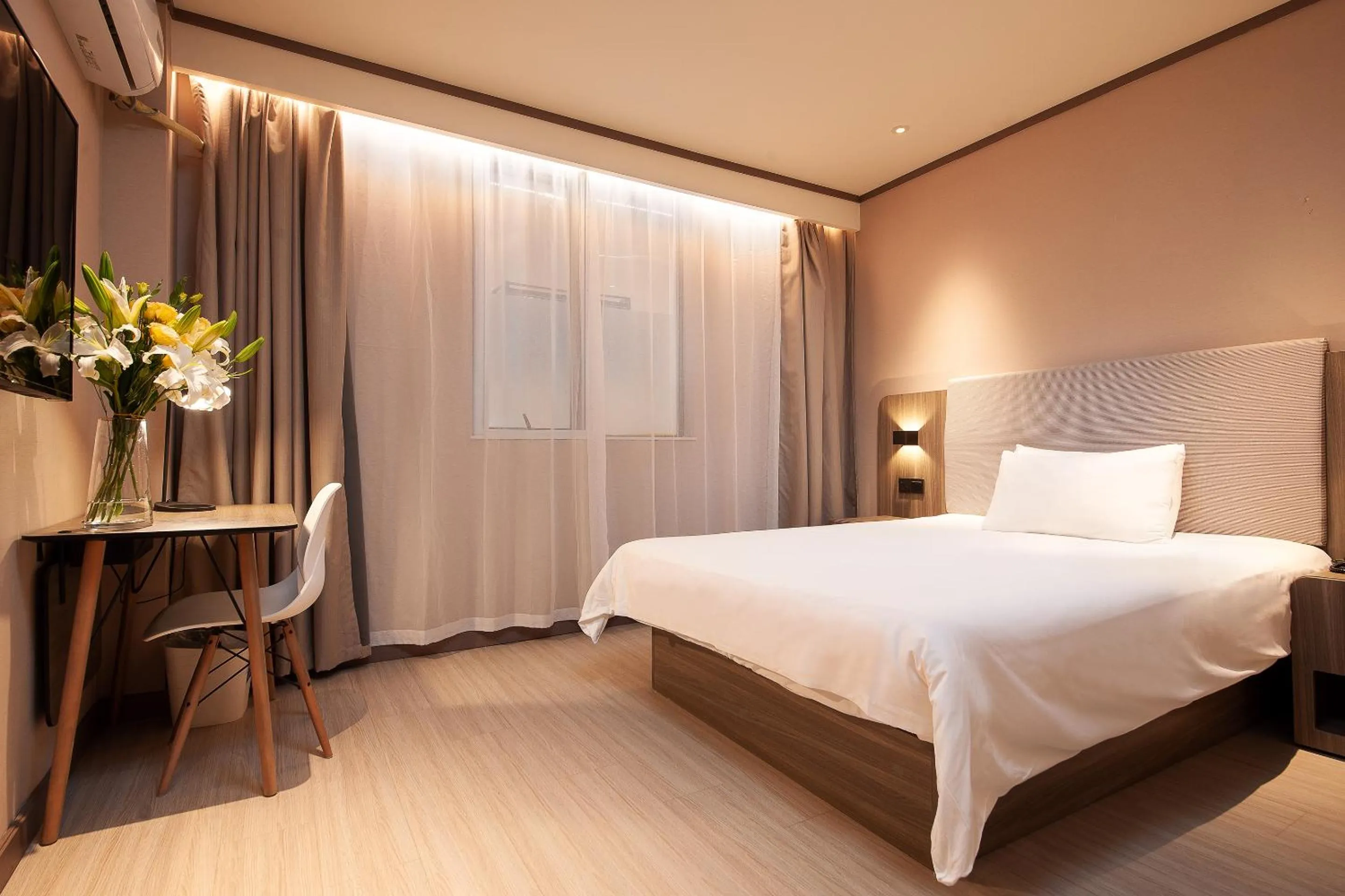 Photo of the whole room, Bed in Hanting Hotel Shanghai Lujiazui Pudong South Road