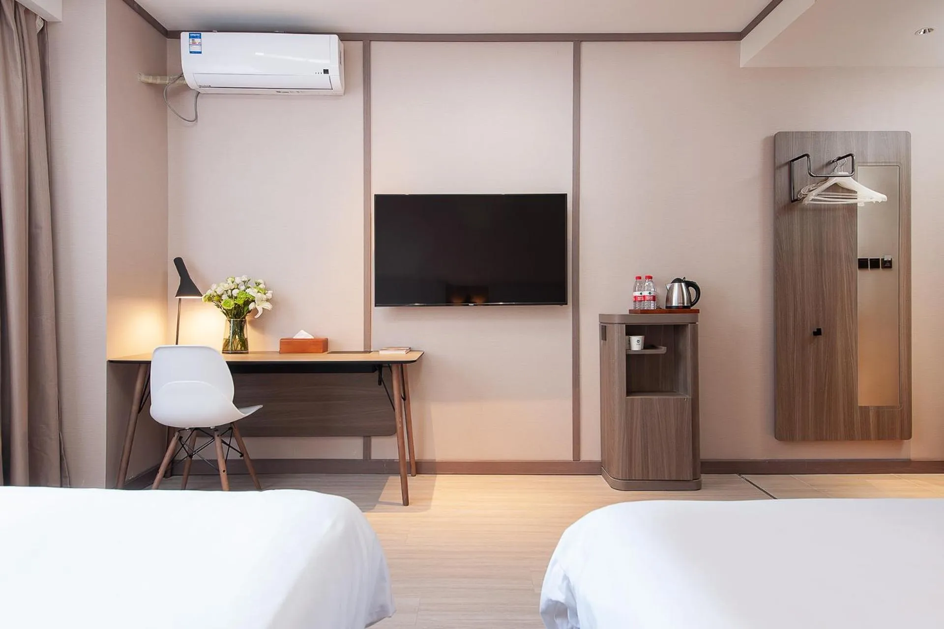 Photo of the whole room, Bed in Hanting Hotel Shanghai Lujiazui Pudong South Road