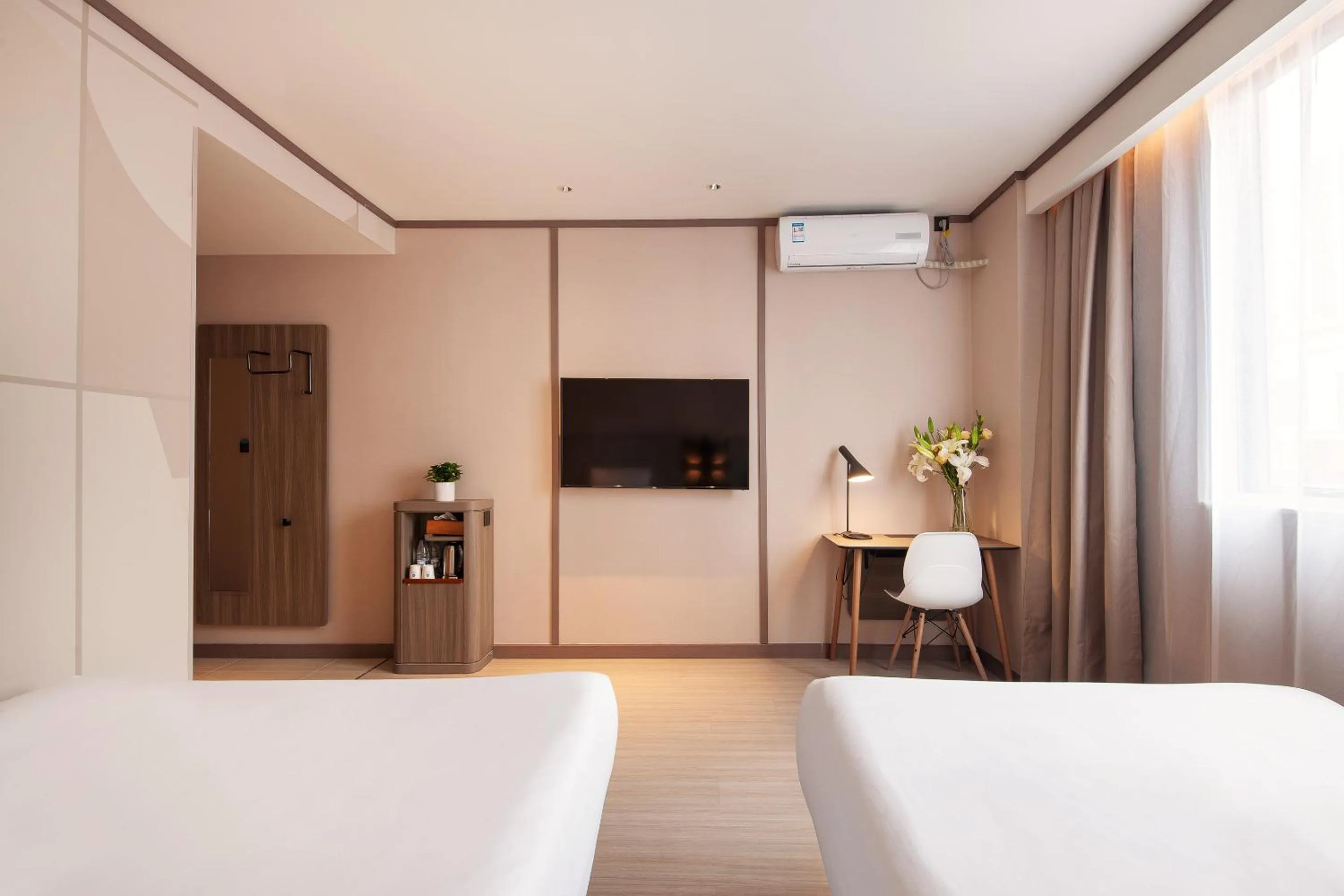Photo of the whole room, Bed in Hanting Hotel Shanghai Lujiazui Pudong South Road