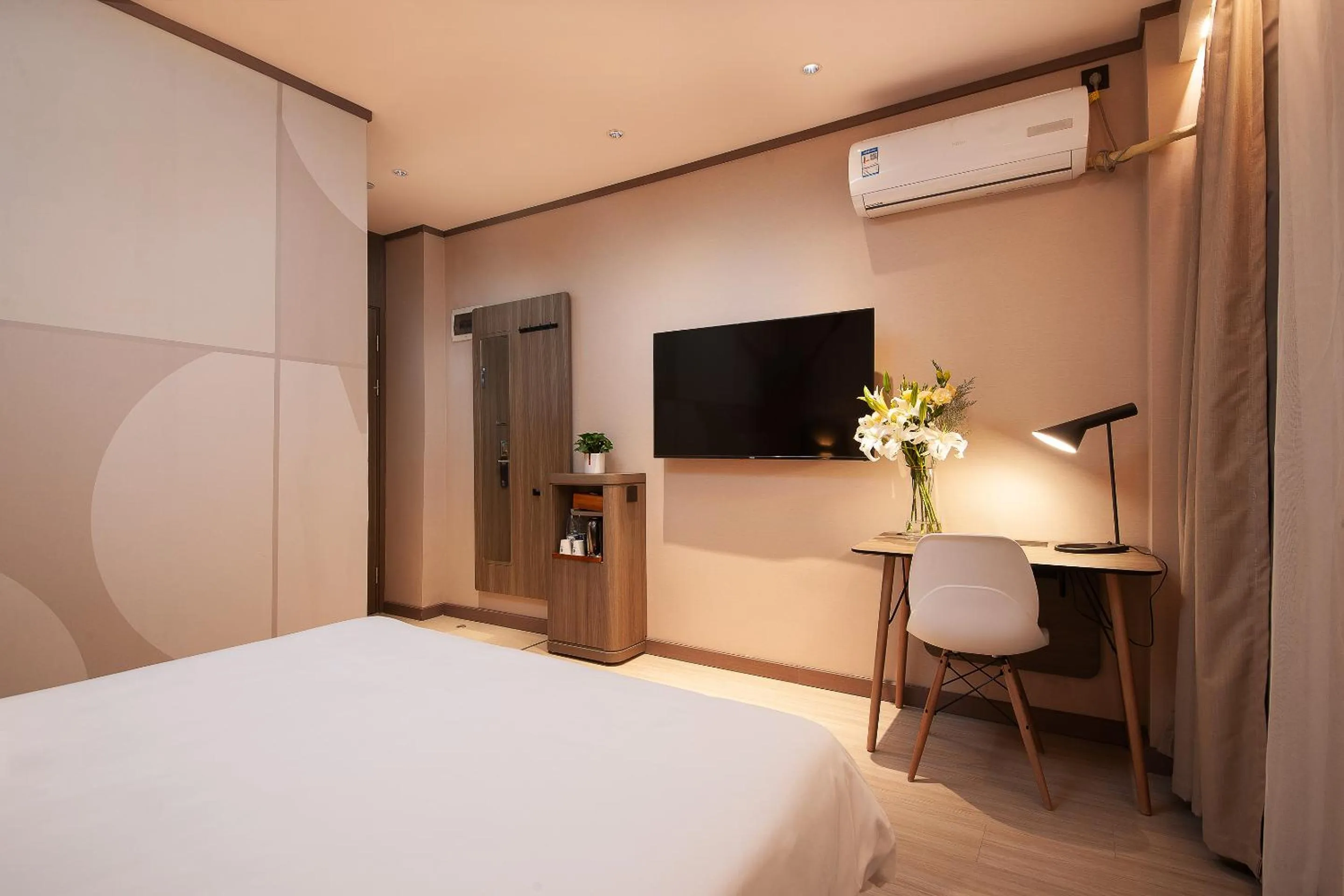 Photo of the whole room, Bed in Hanting Hotel Shanghai Lujiazui Pudong South Road