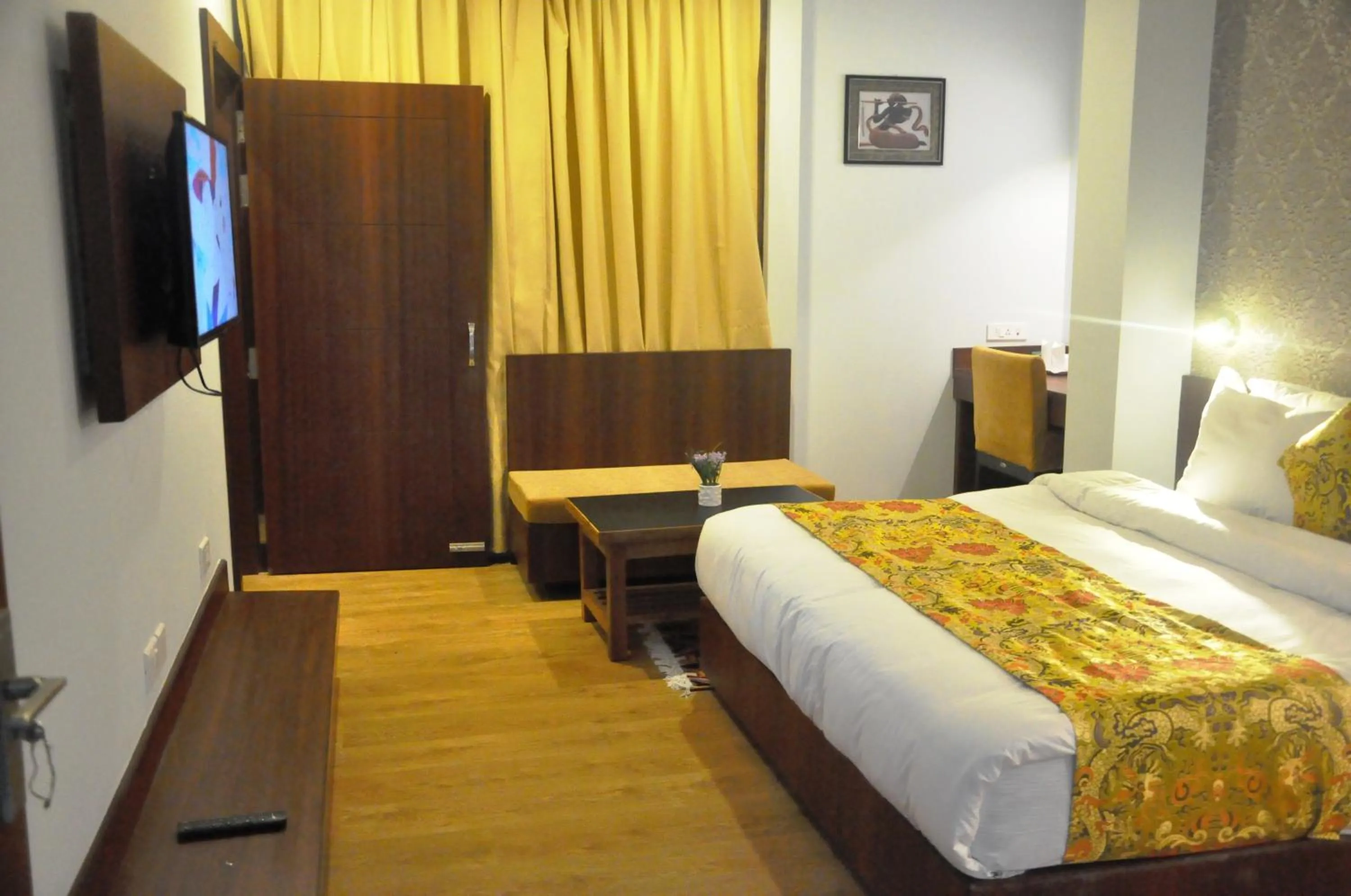 Photo of the whole room, Bed in The Golden Crest