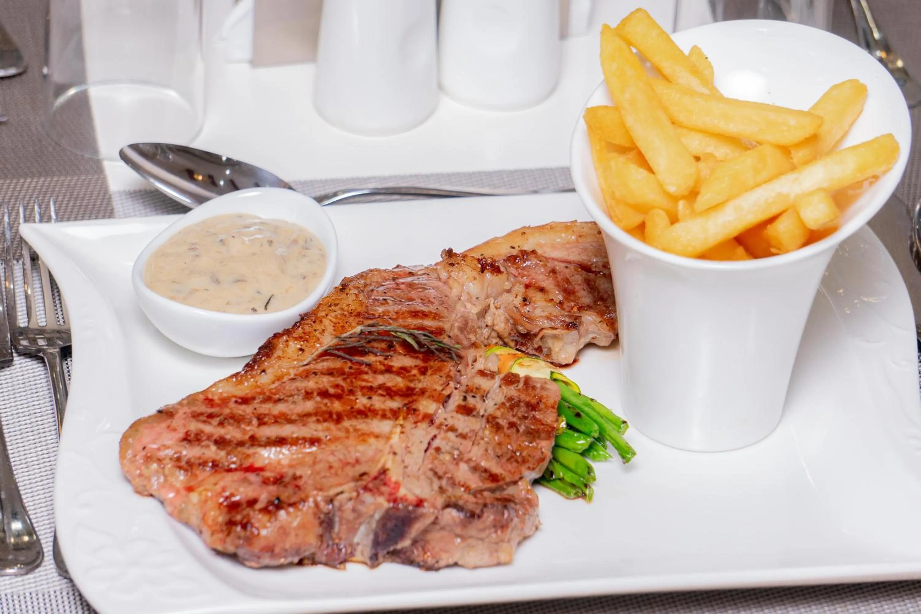 Restaurant/places to eat in Wils Hotel Supreme