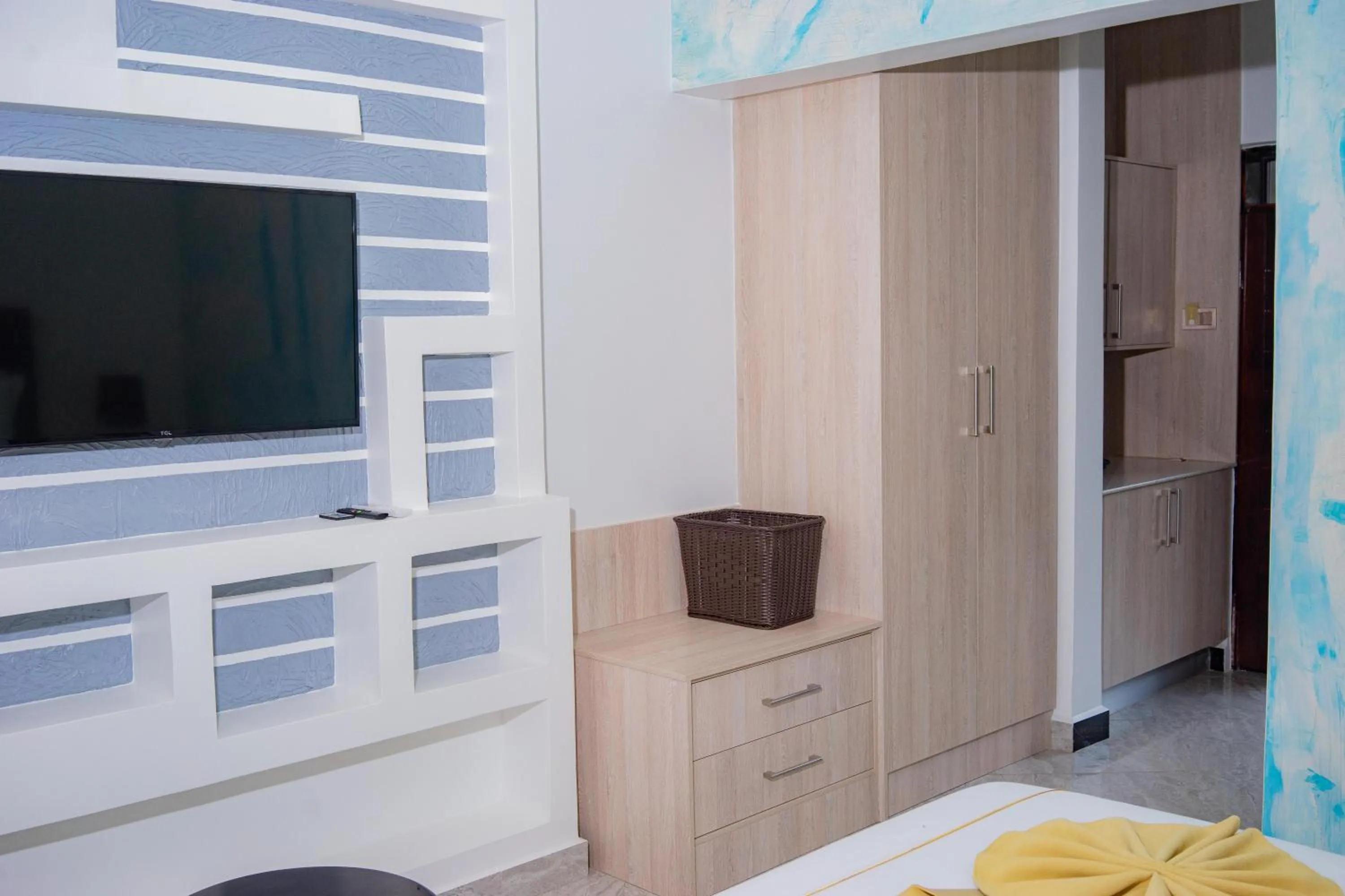 wardrobe, Bed in Wils Hotel Supreme