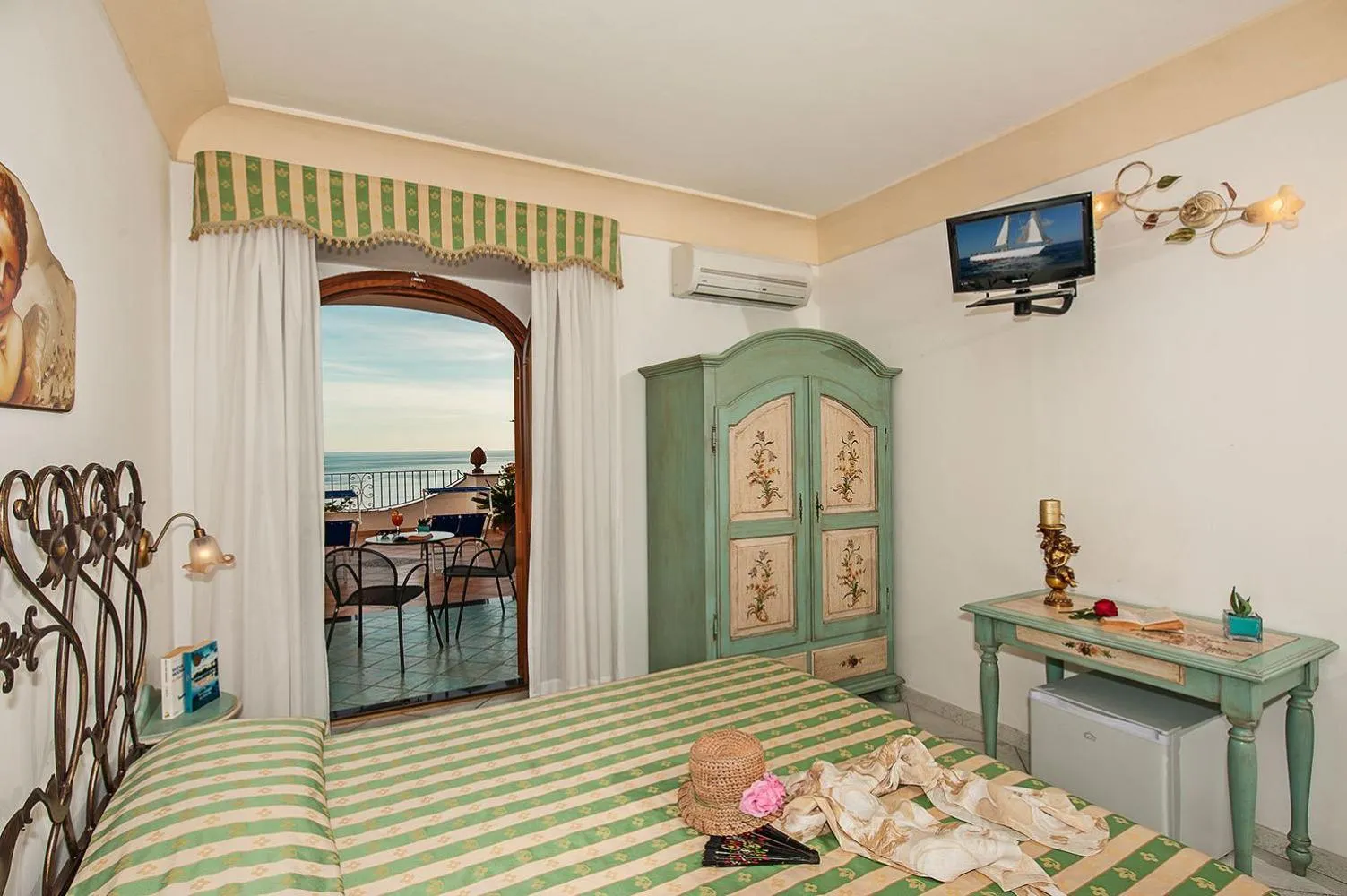 Bed in Hotel Il Gabbiano