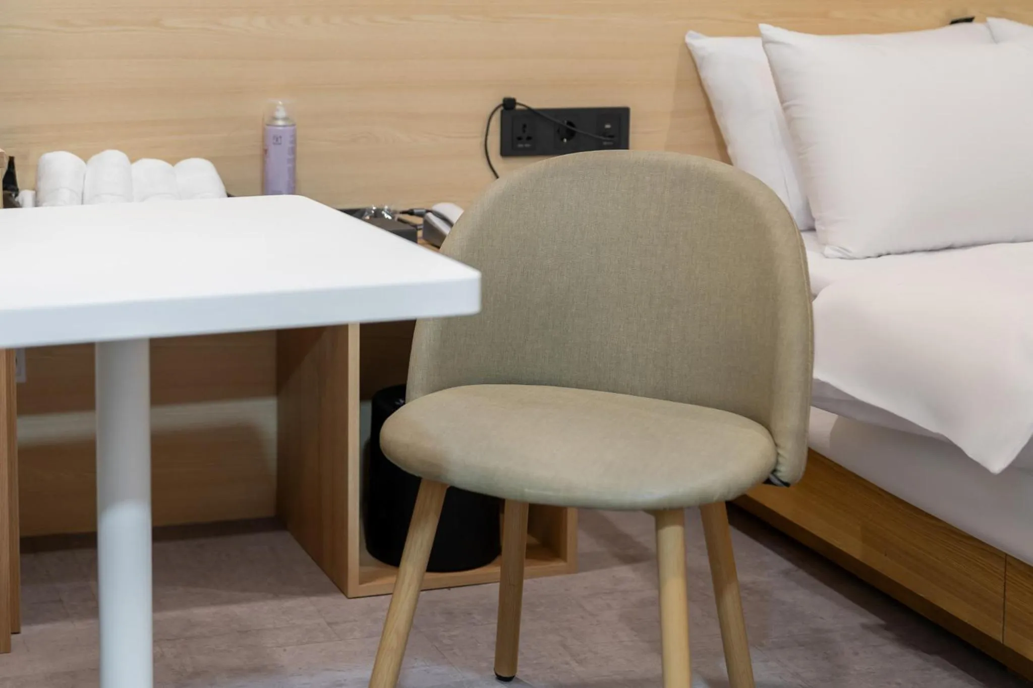 Dining area, Bed in Alma Hotel