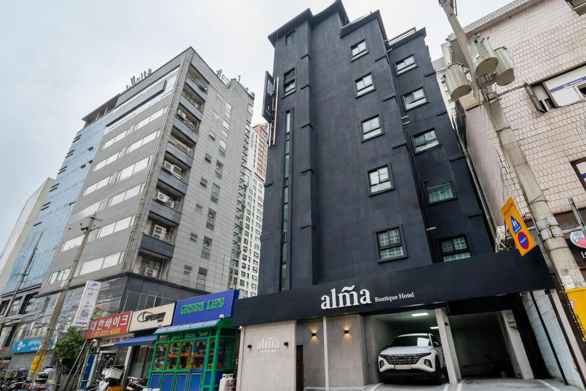 Property building in Alma Hotel