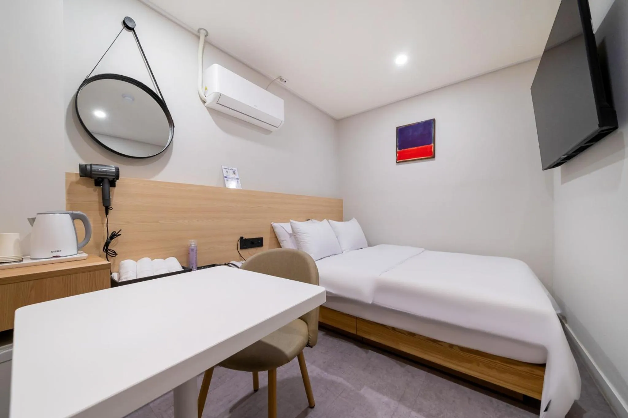 Bedroom, Bed in Alma Hotel