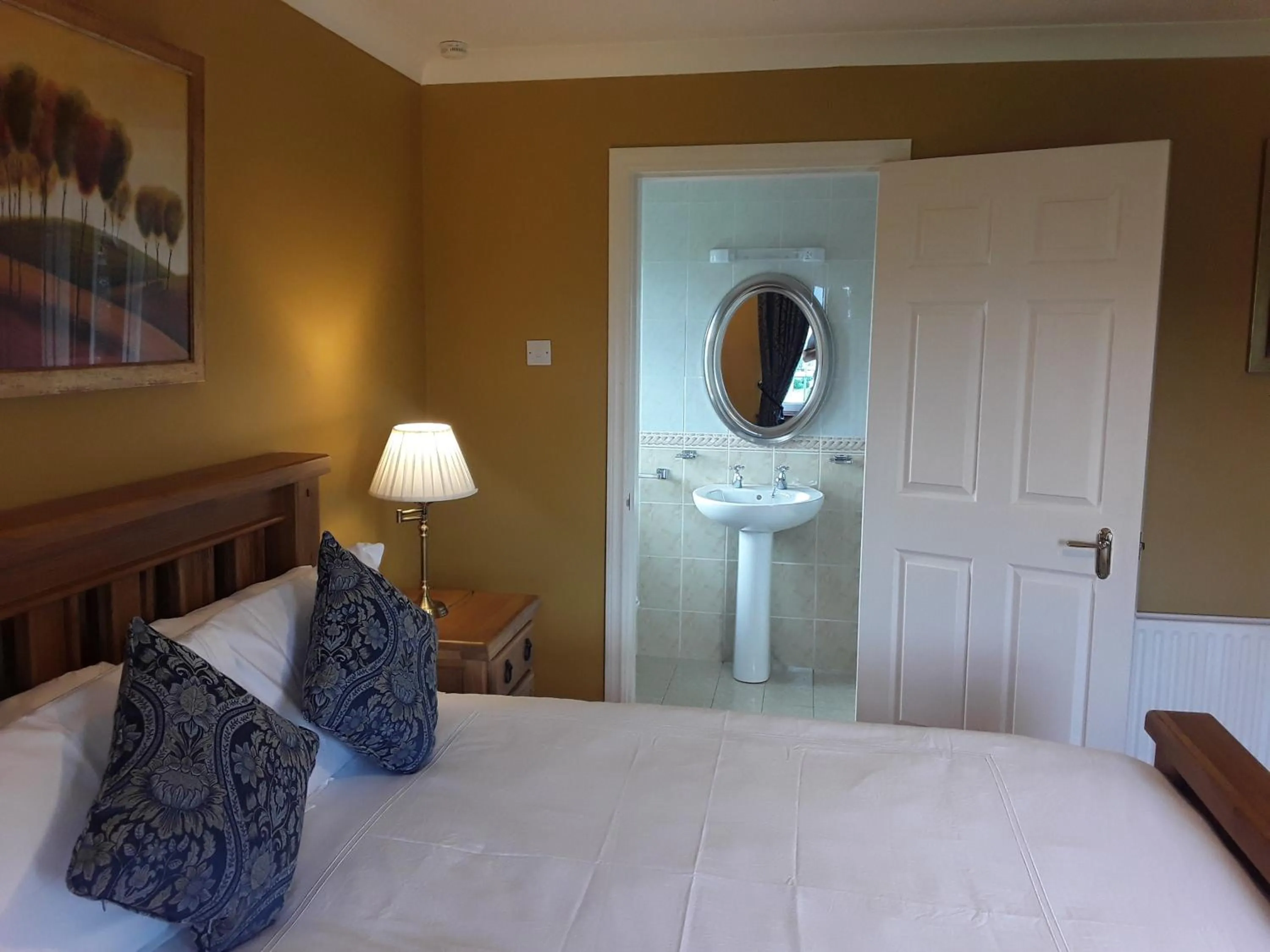 Photo of the whole room, Bed in Doonard Manor B&B