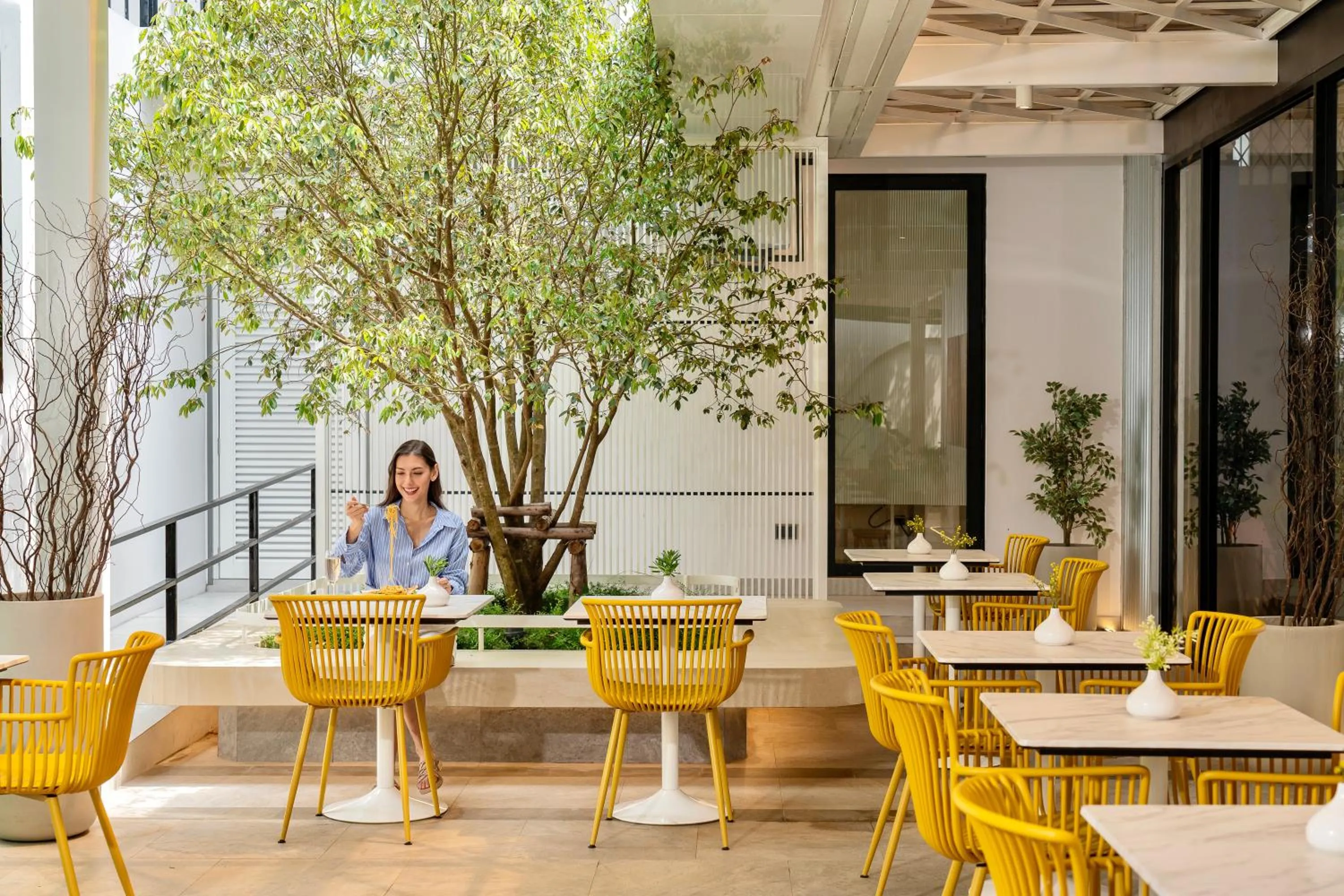 Restaurant/places to eat in Hotel Bangkokian