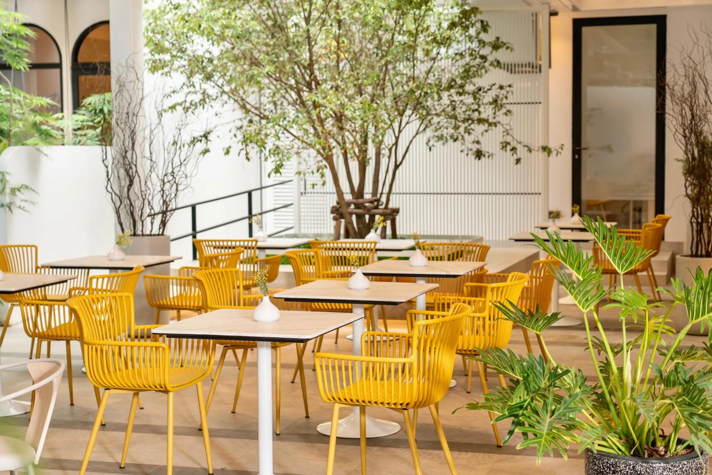 Restaurant/places to eat in Hotel Bangkokian