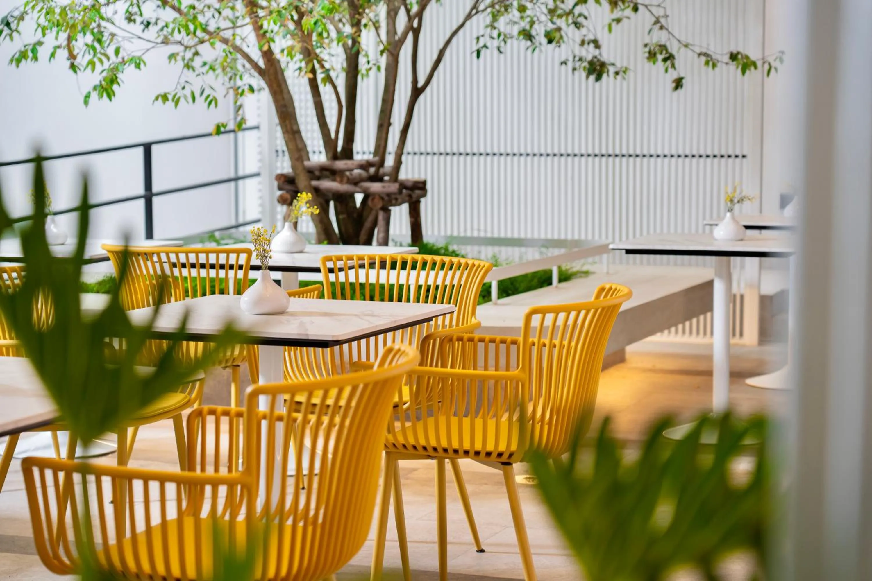 Restaurant/places to eat in Hotel Bangkokian