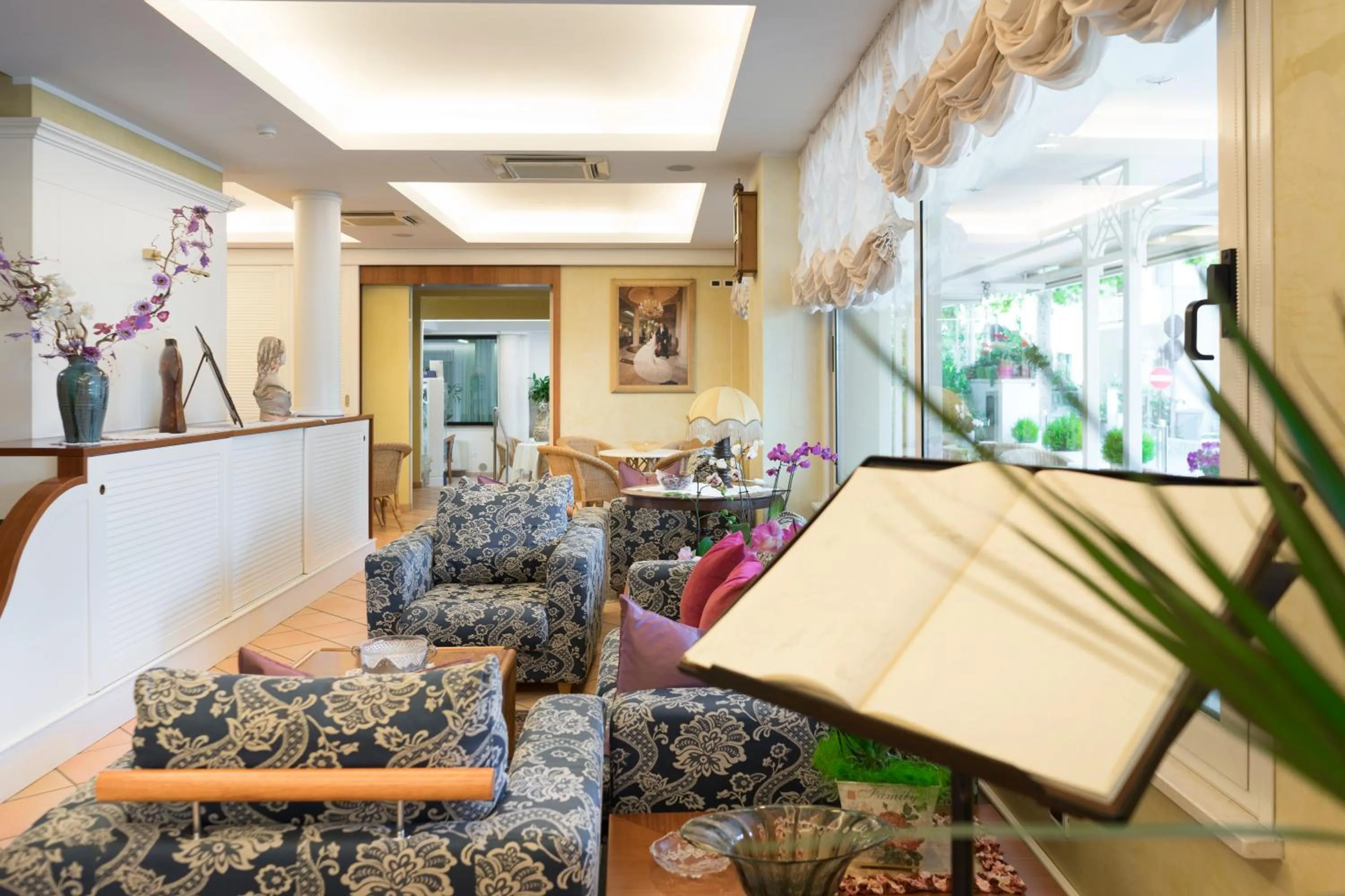 Communal lounge/ TV room in Hotel Tulipe Nazionale