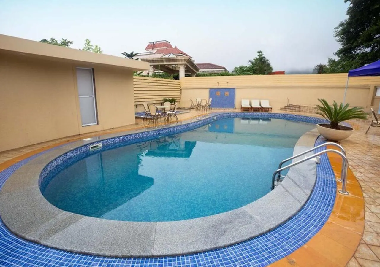 Swimming pool in Aveda Diwatel