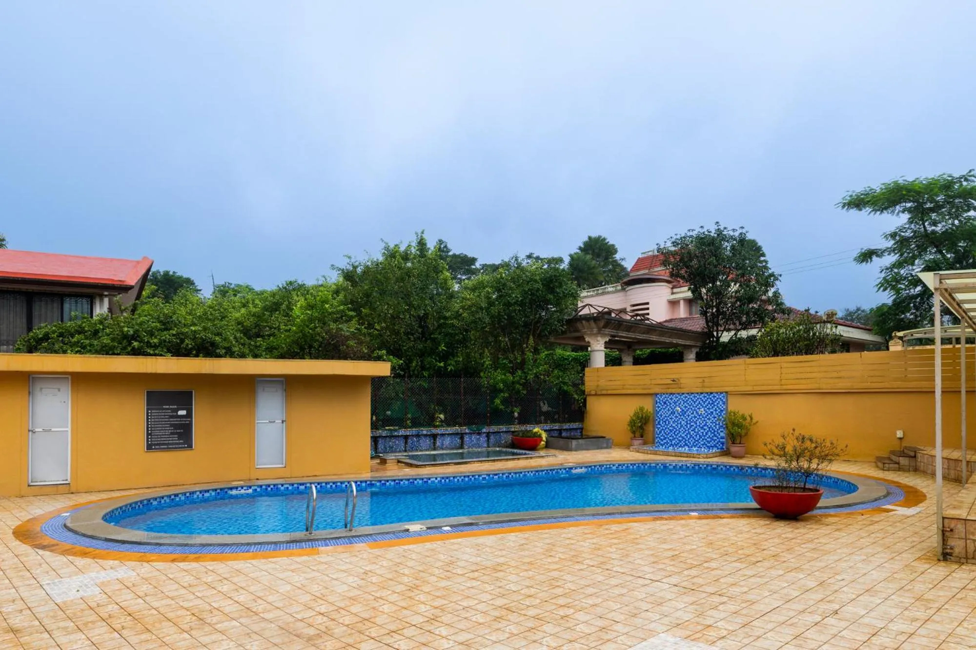 Swimming pool in Aveda Diwatel