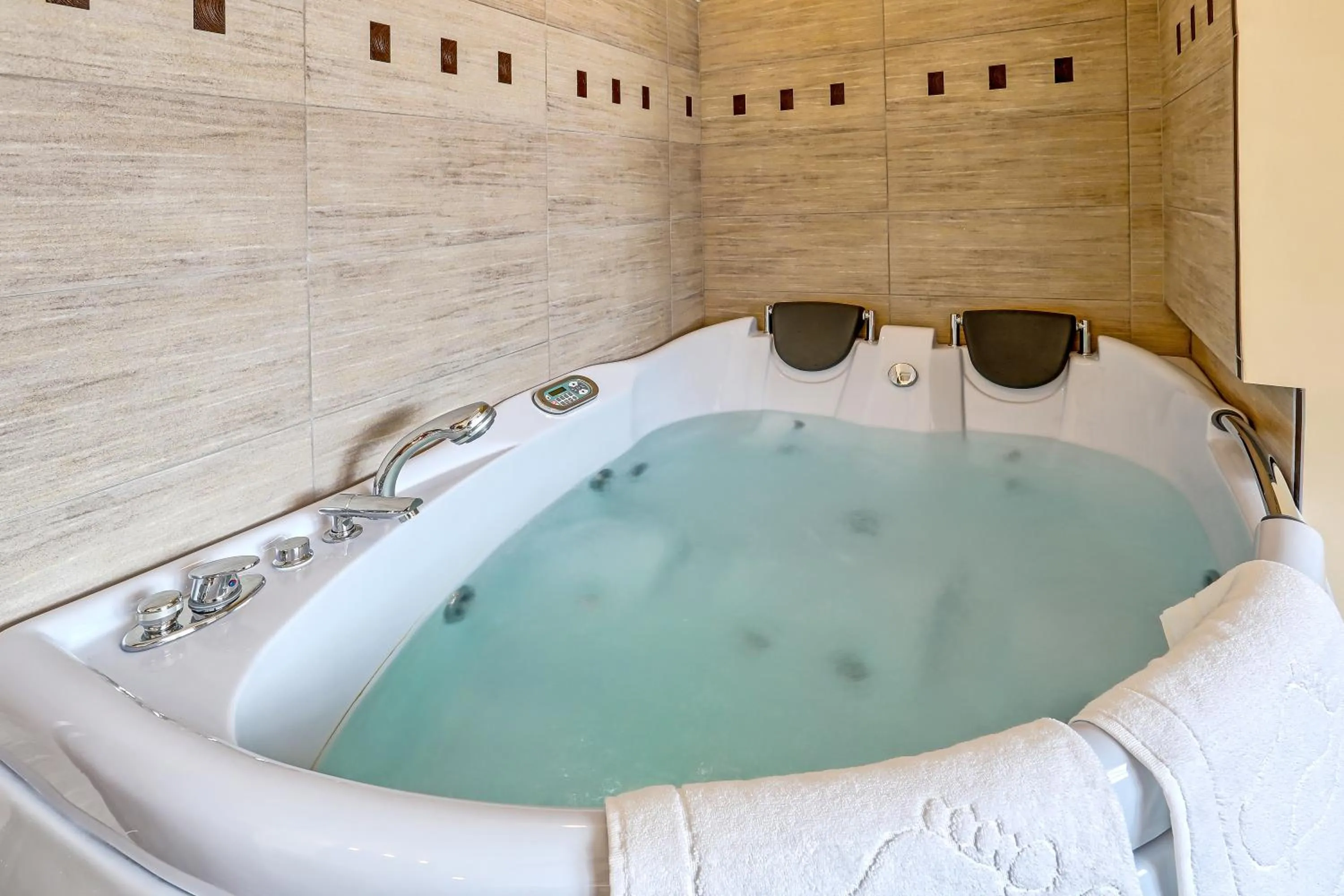 Hot Tub in Sommer Residence Hotel&Spa