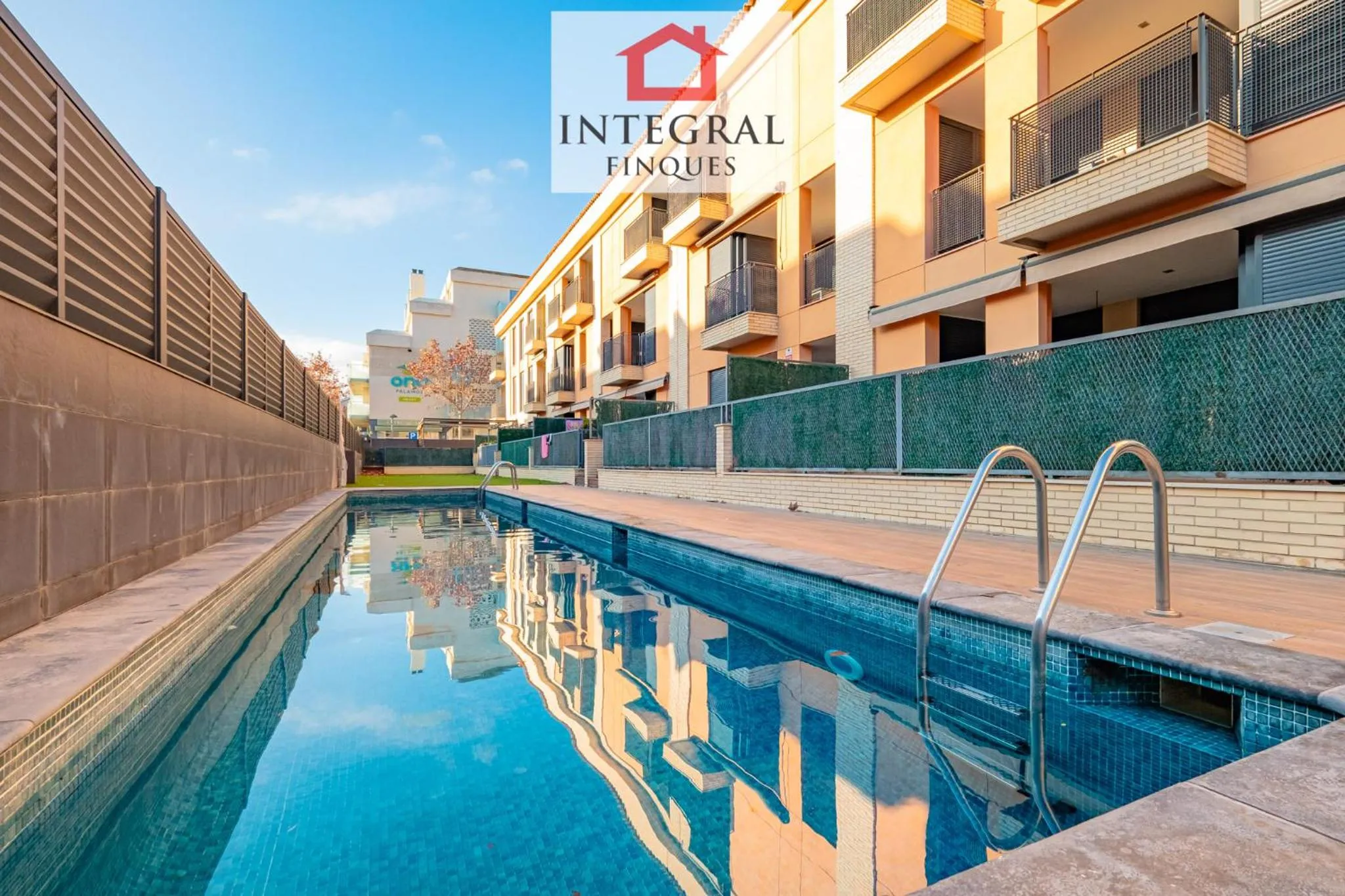 Property building in Apartament Cel Blau