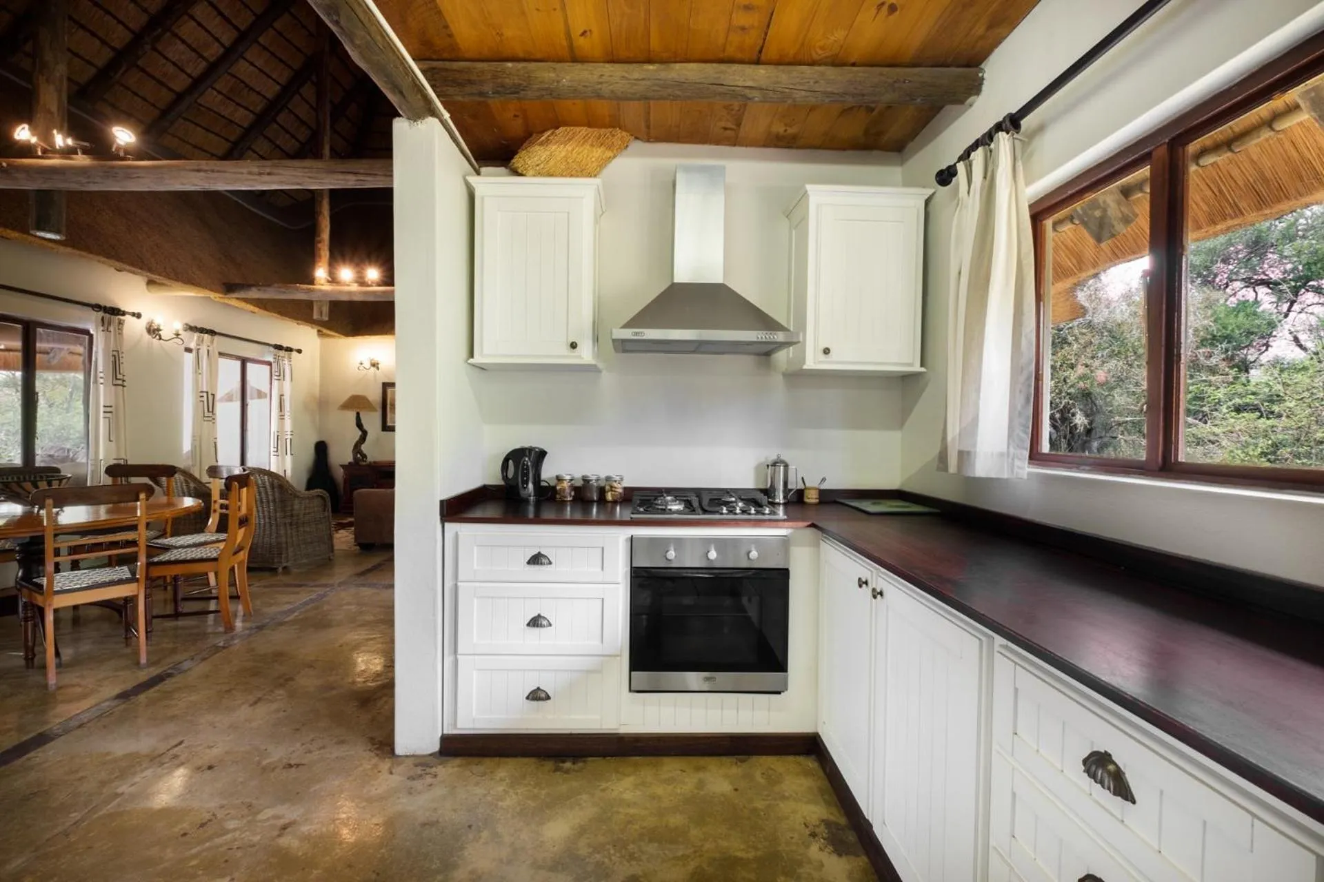 Kitchen or kitchenette in Rhino River Lodge