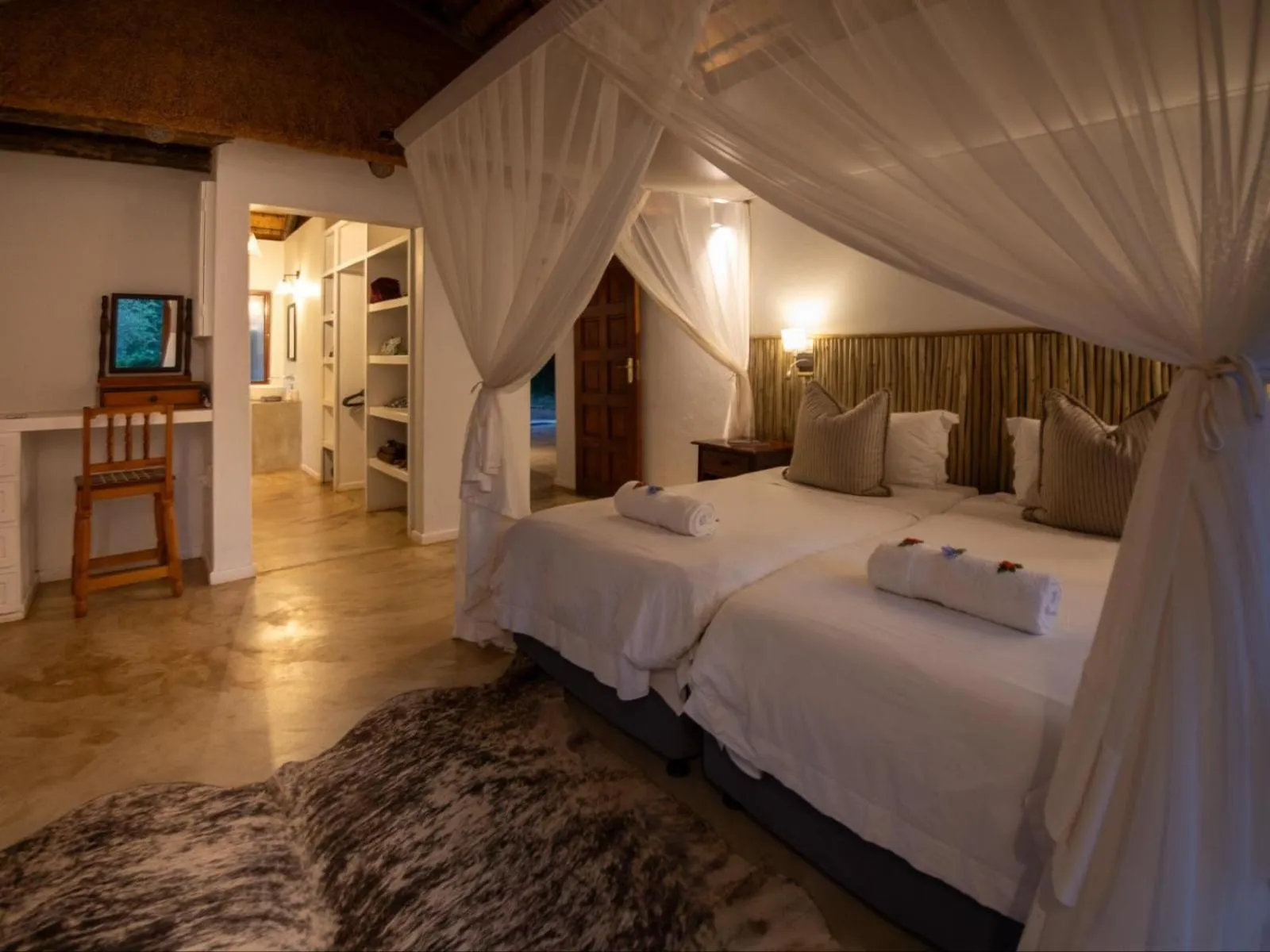 Photo of the whole room, Bed in Rhino River Lodge