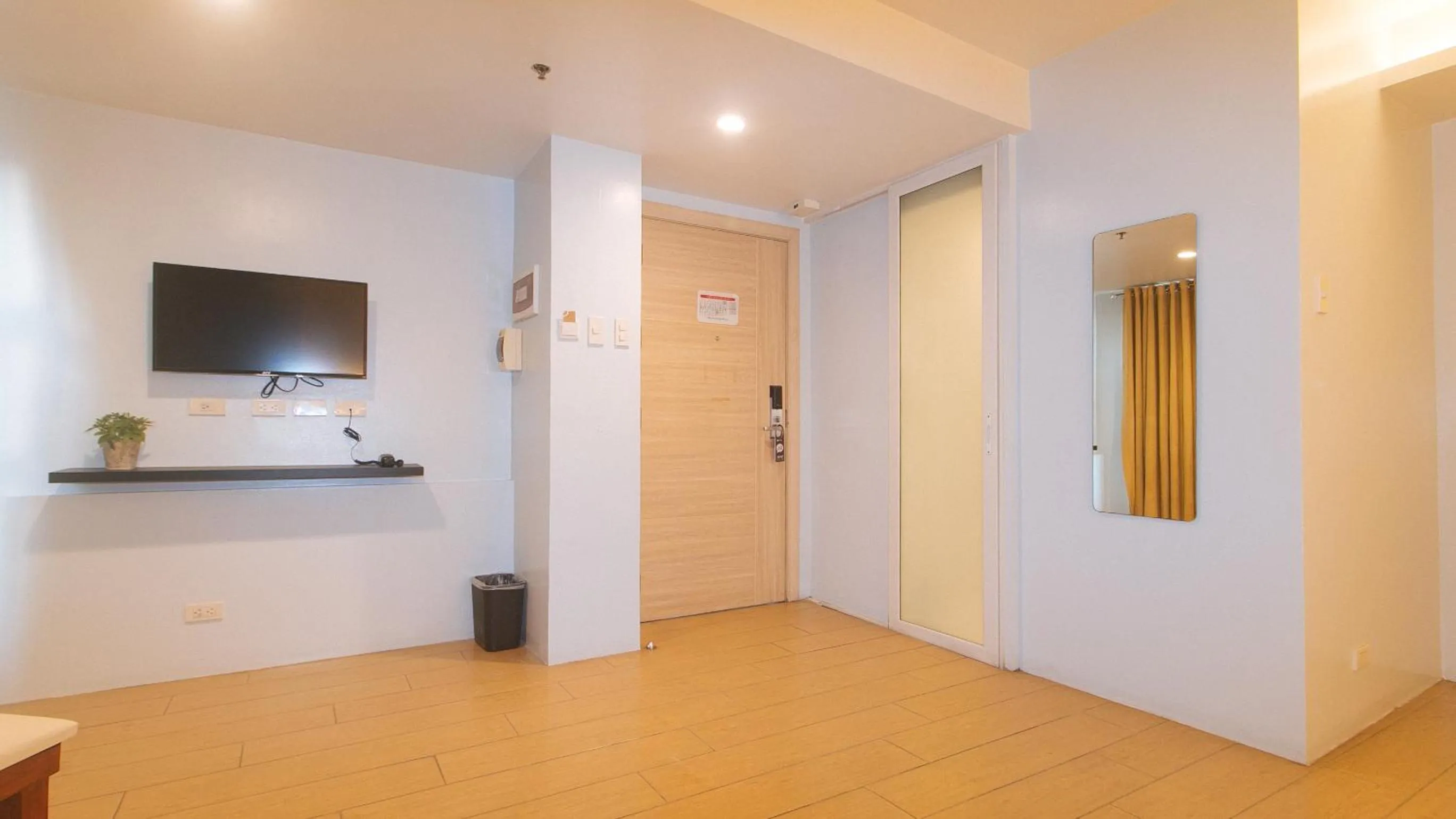 TV and multimedia in RedDoorz at LuxeLite Suites Makati