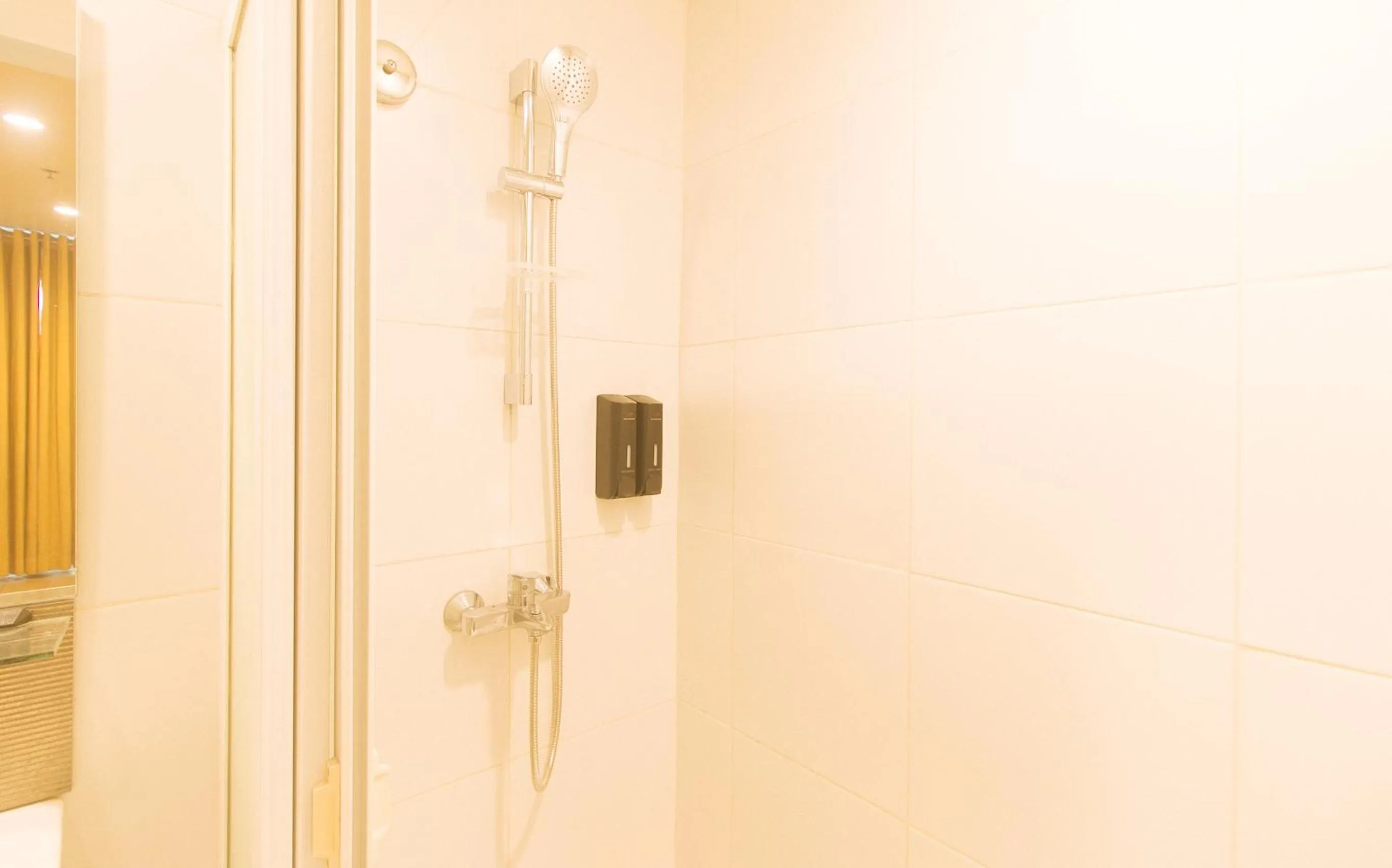 Shower in RedDoorz at LuxeLite Suites Makati