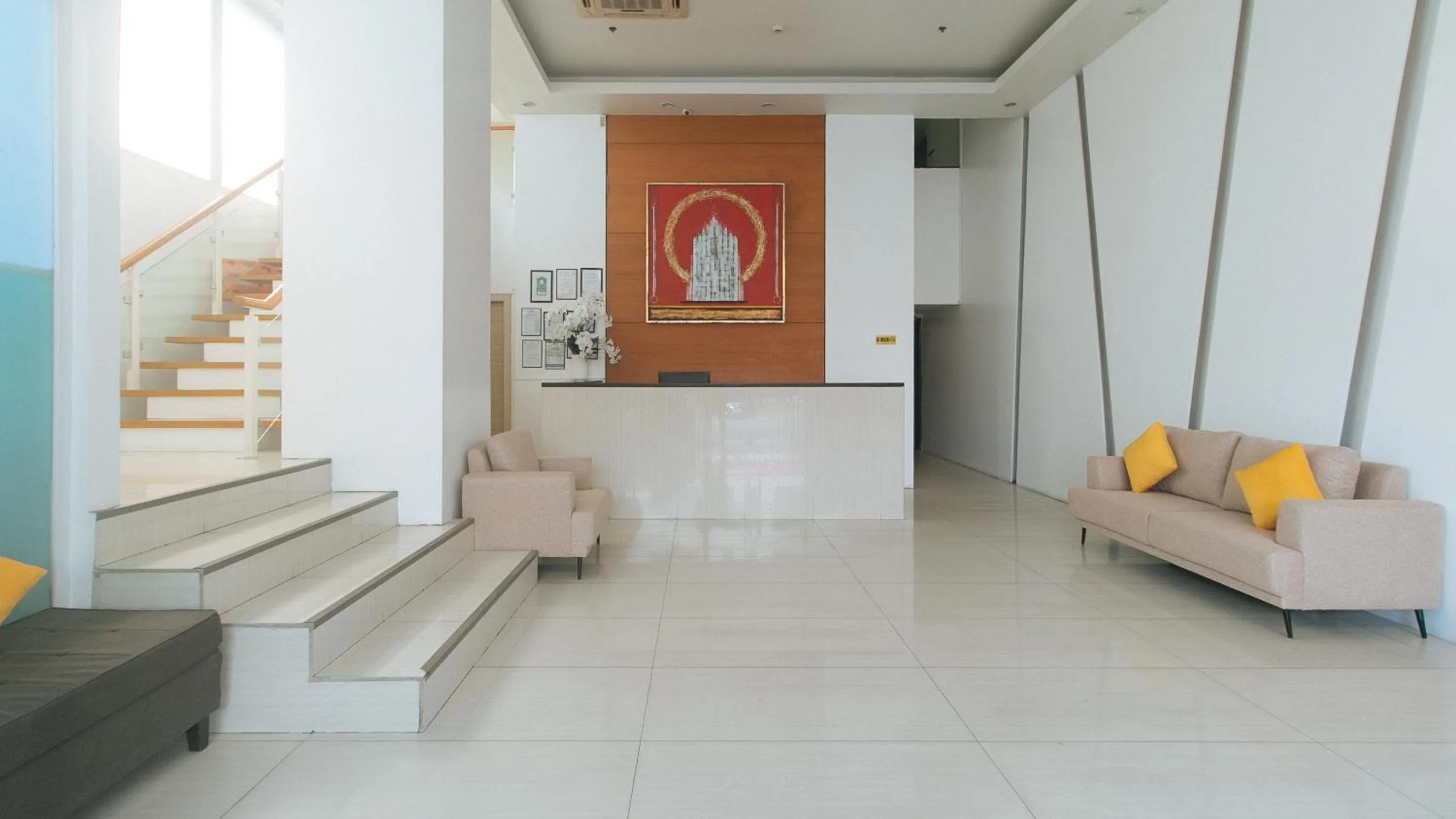 Lobby or reception in RedDoorz at LuxeLite Suites Makati